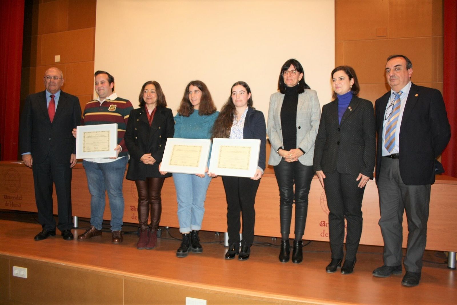 Imagen de los tres ganadores junto con los miembros de la Universidad y de la Fundación Atlantic Copper.
