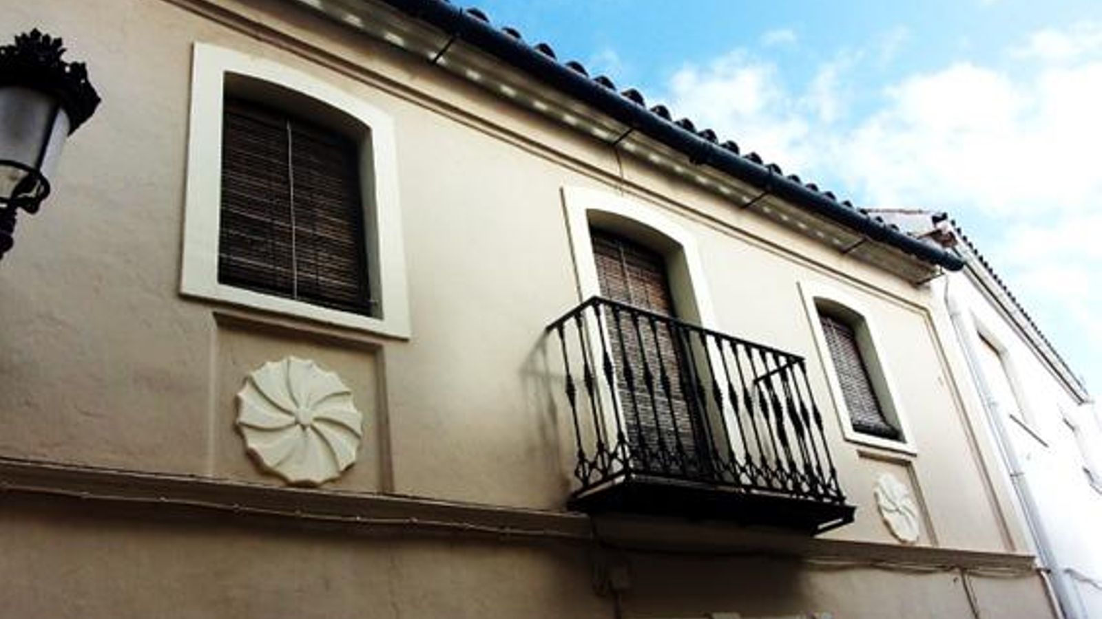 Antepechos con motivos solares en una casa de la calle Palma.