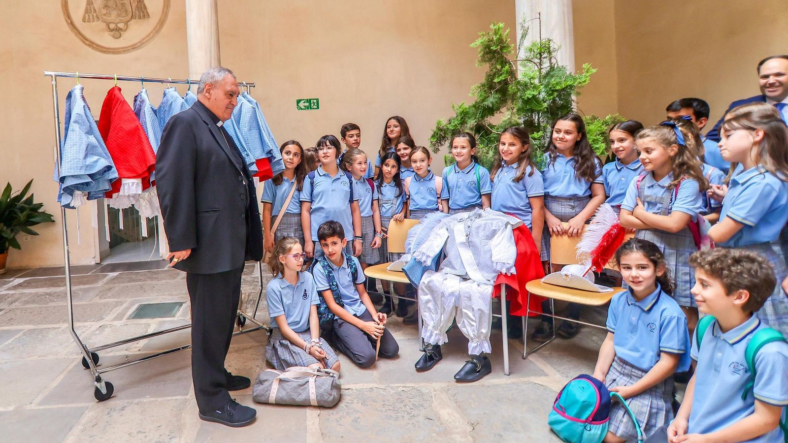 Los niños seises con el arzobispo. Los niños seises con el arzobispo.