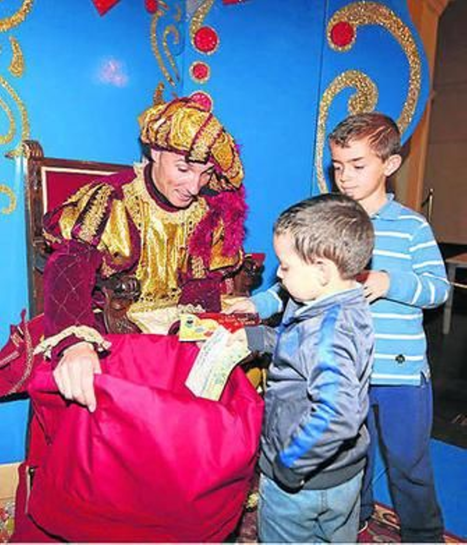 Voluntarios preparando los regalos de Reyes de la campaña Ningún niño sin juguetes.