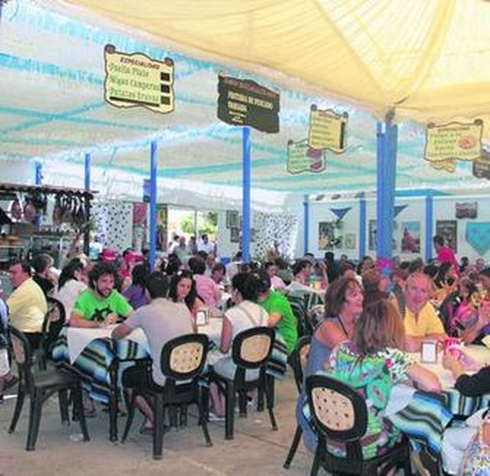 Clientela de una de las casetas del Real.