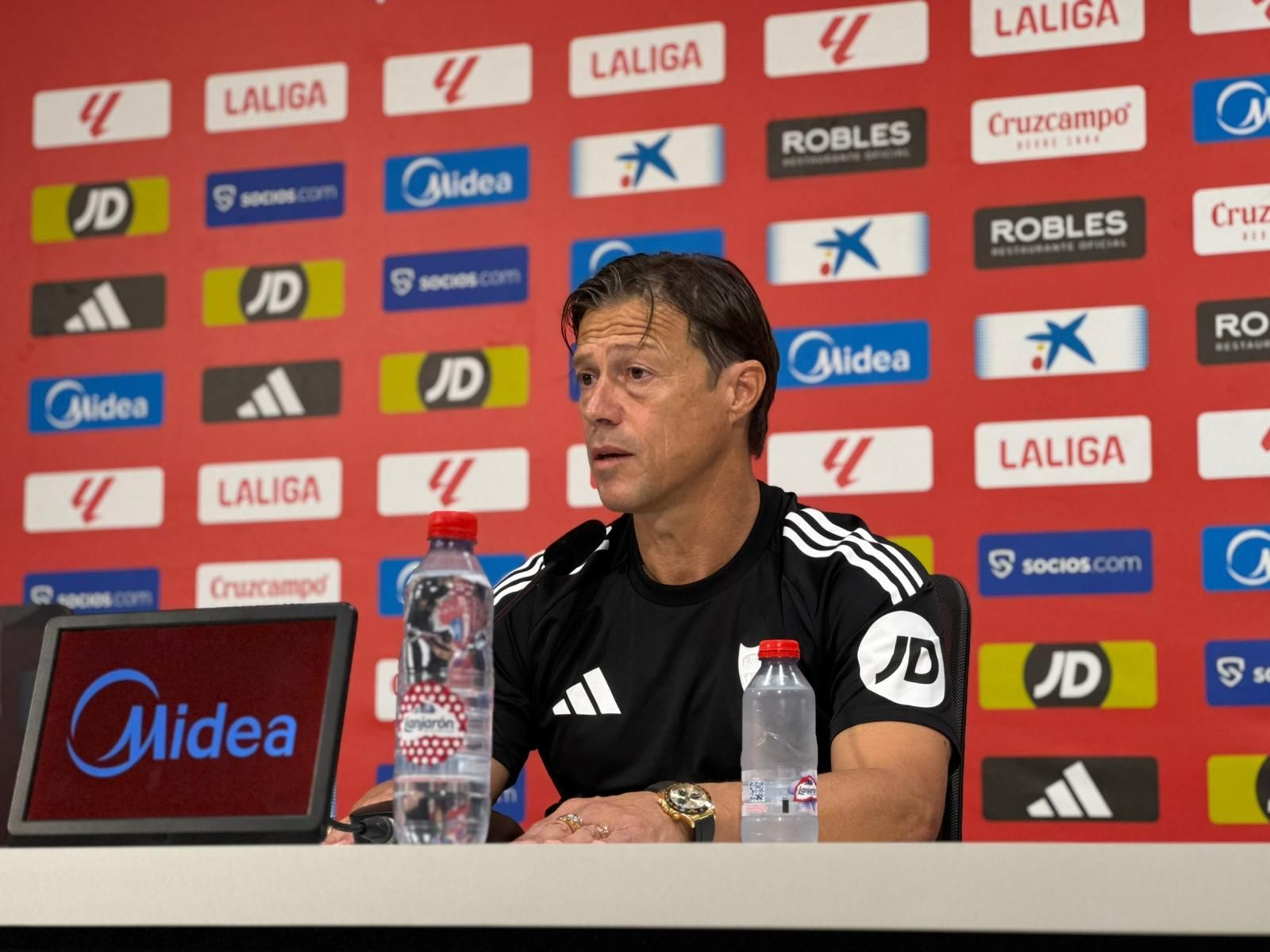 Matías Almeyda atiende en la sala de prensa del estadio Jesús Navas.