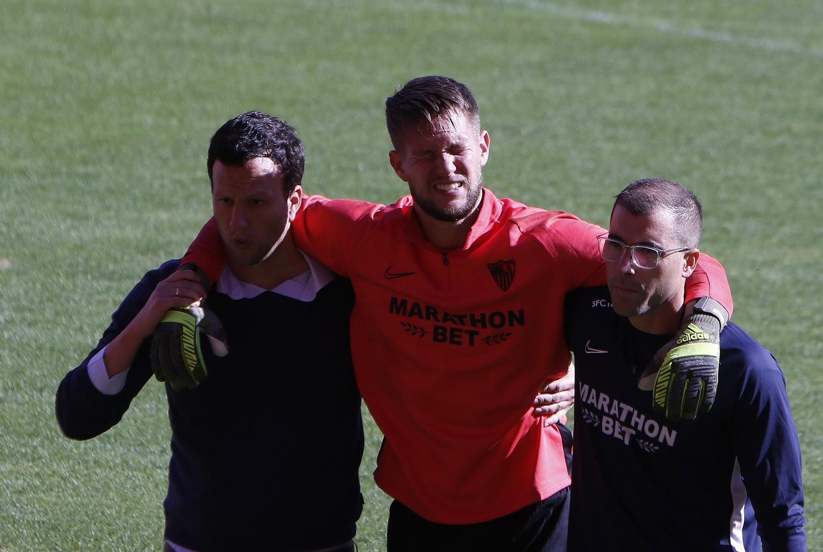 Vaclik, apoyado en el doctor Juanjo Jiménez y un ayudante, abandona el campo.