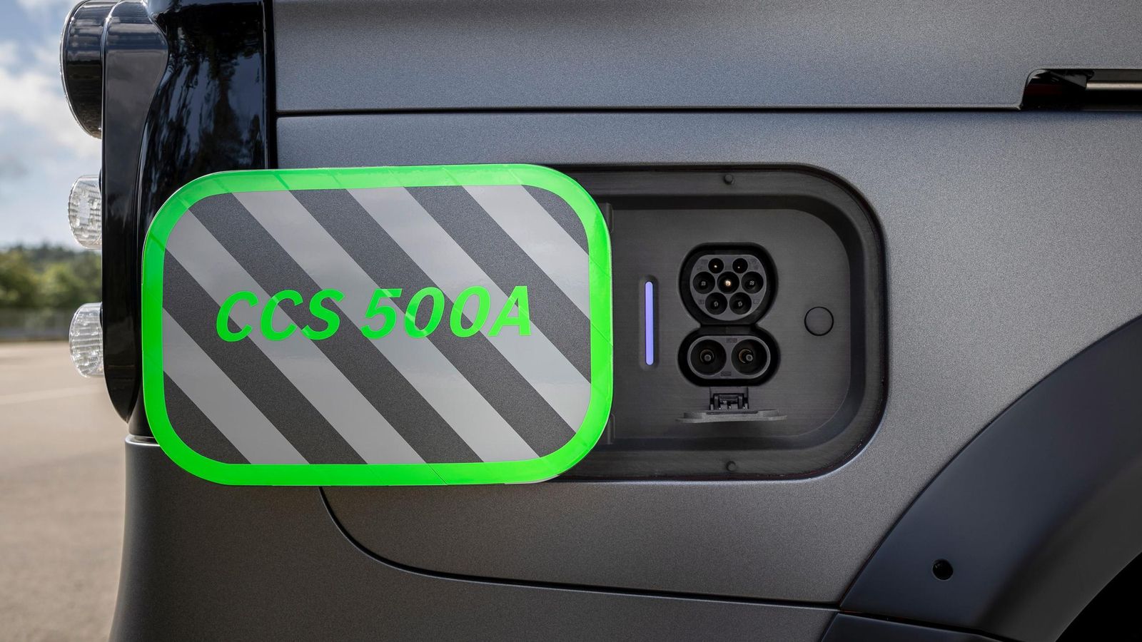 Incluso existe un segundo puerto CCS en la aleta trasera con el objetivo de validar cargas con potencias que pueden ser más convencionales hoy.