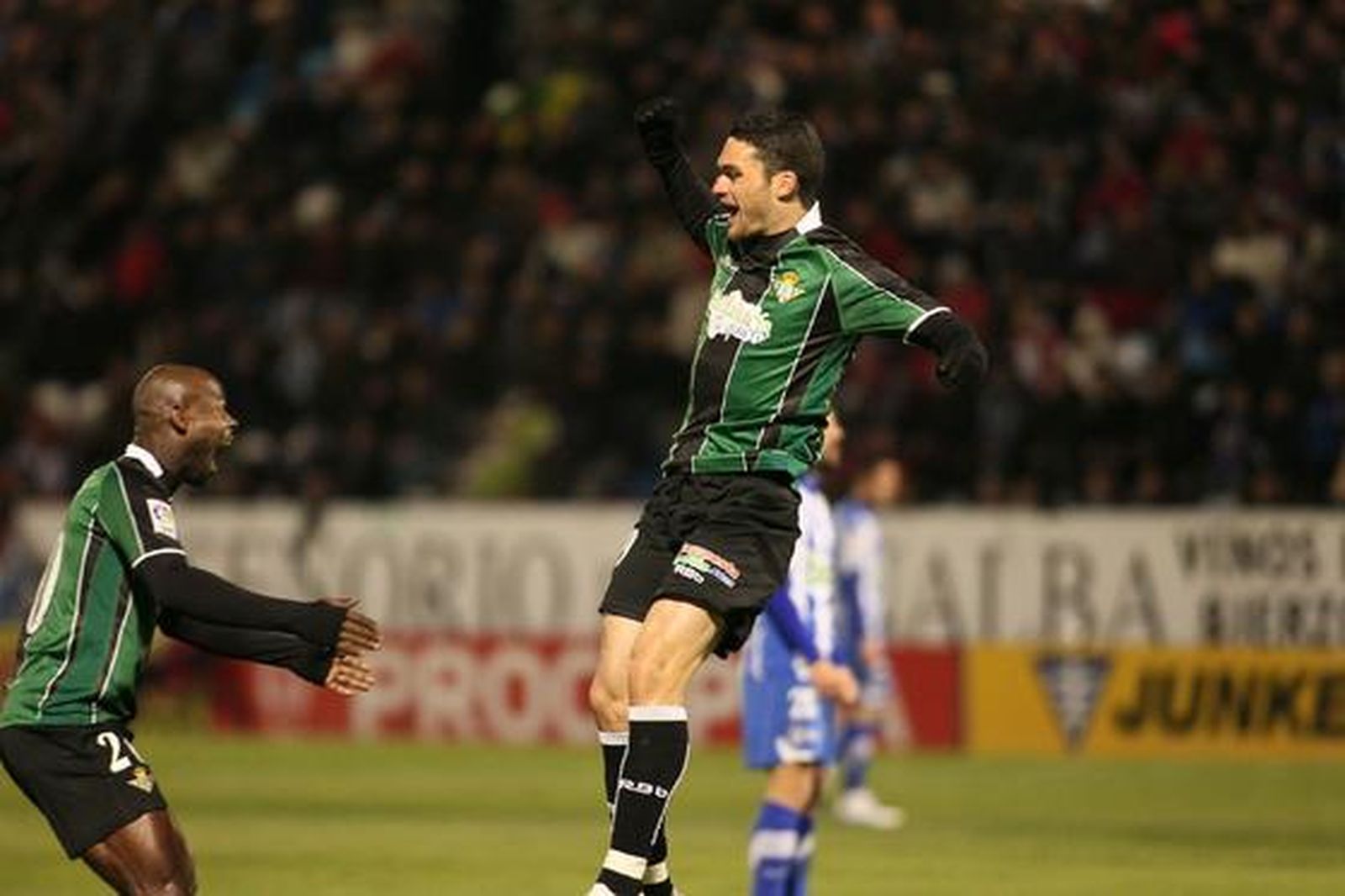 El Betis se trae un punto del campo del colista, la Ponferradina. / Norberto Cabezas