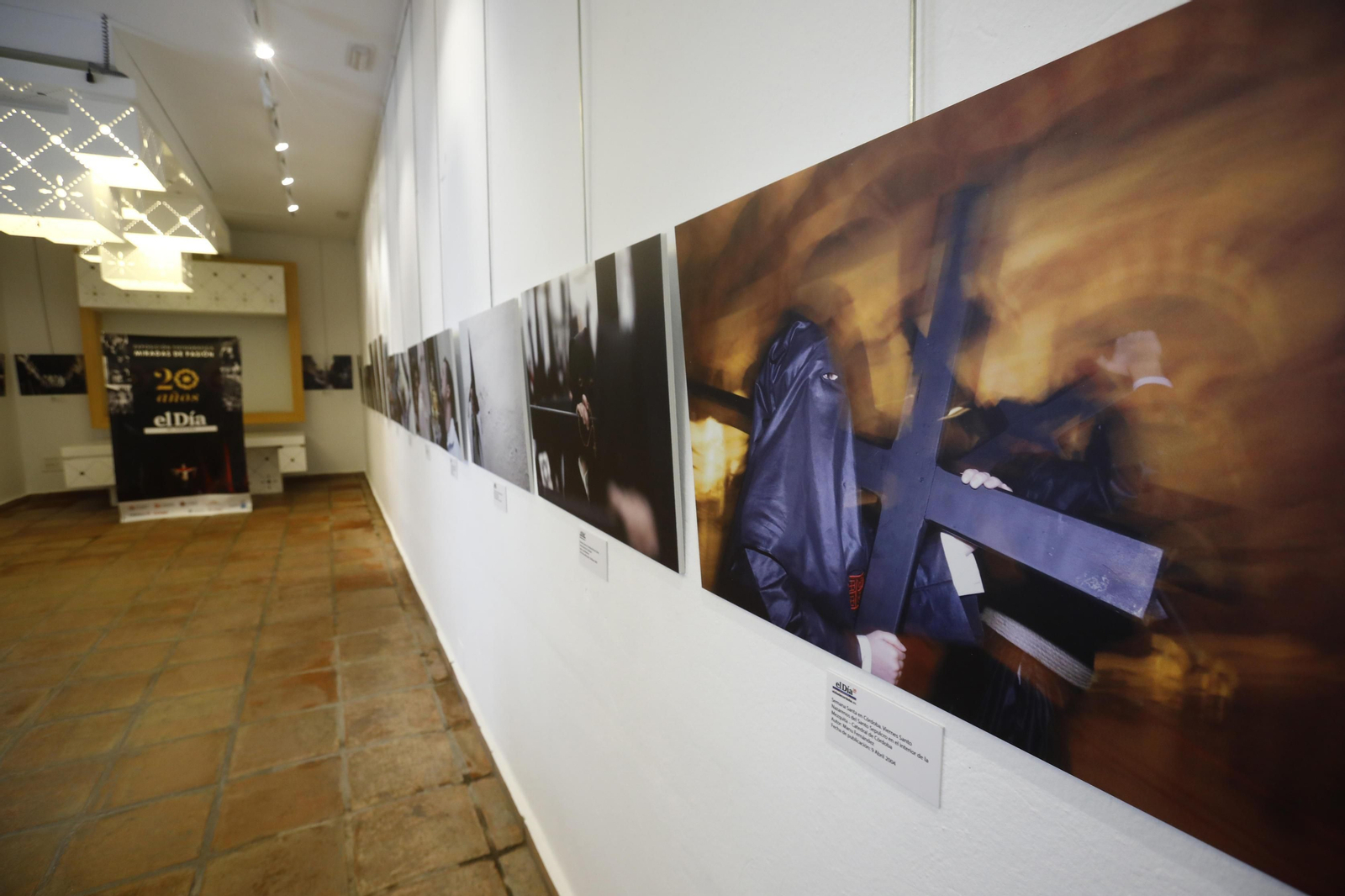 Presentación de la exposición fotográfica 'Miradas de pasión', en fotografías