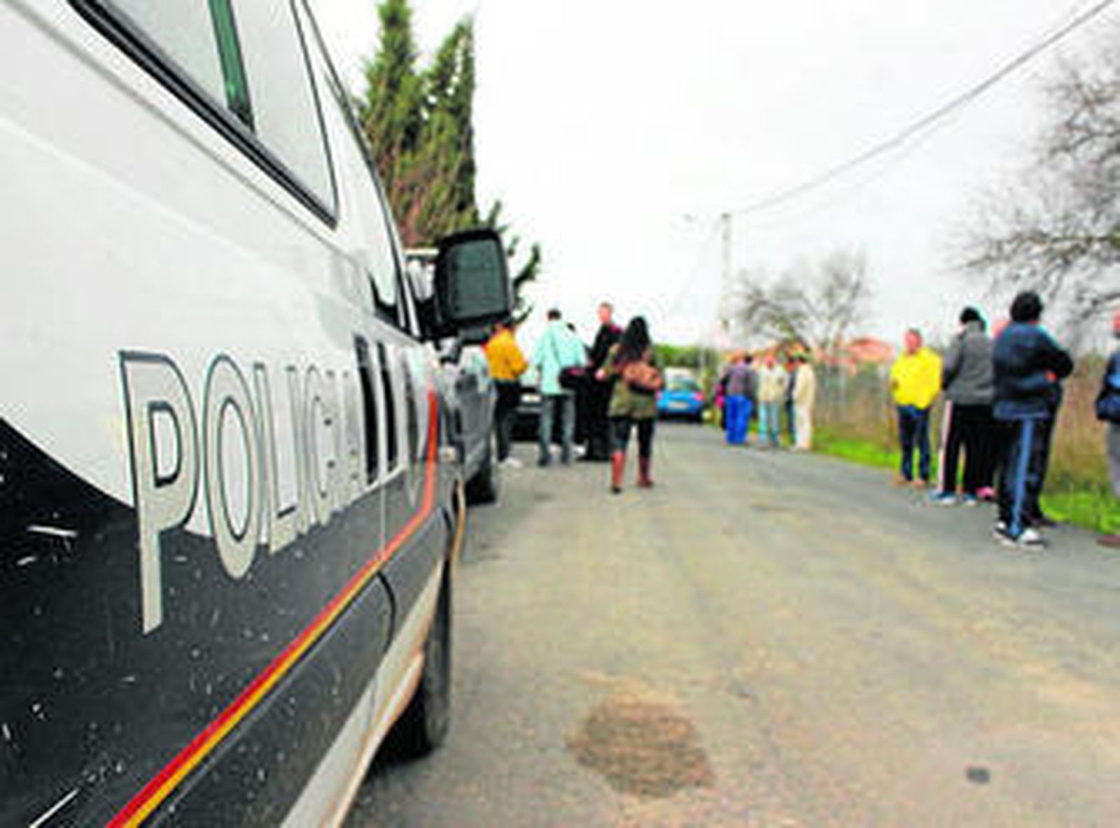 La Policía, ayer, con los vecinos de San Federico de Echaguy.