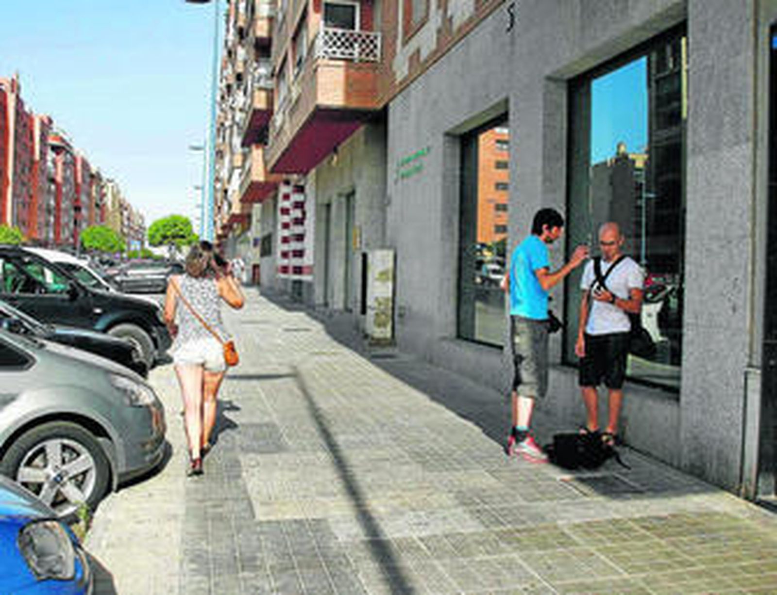 Tramo de la Avenida Manuel Azaña donde tuvo lugar el tiroteo, frente a la oficina de la Seguridad Social.