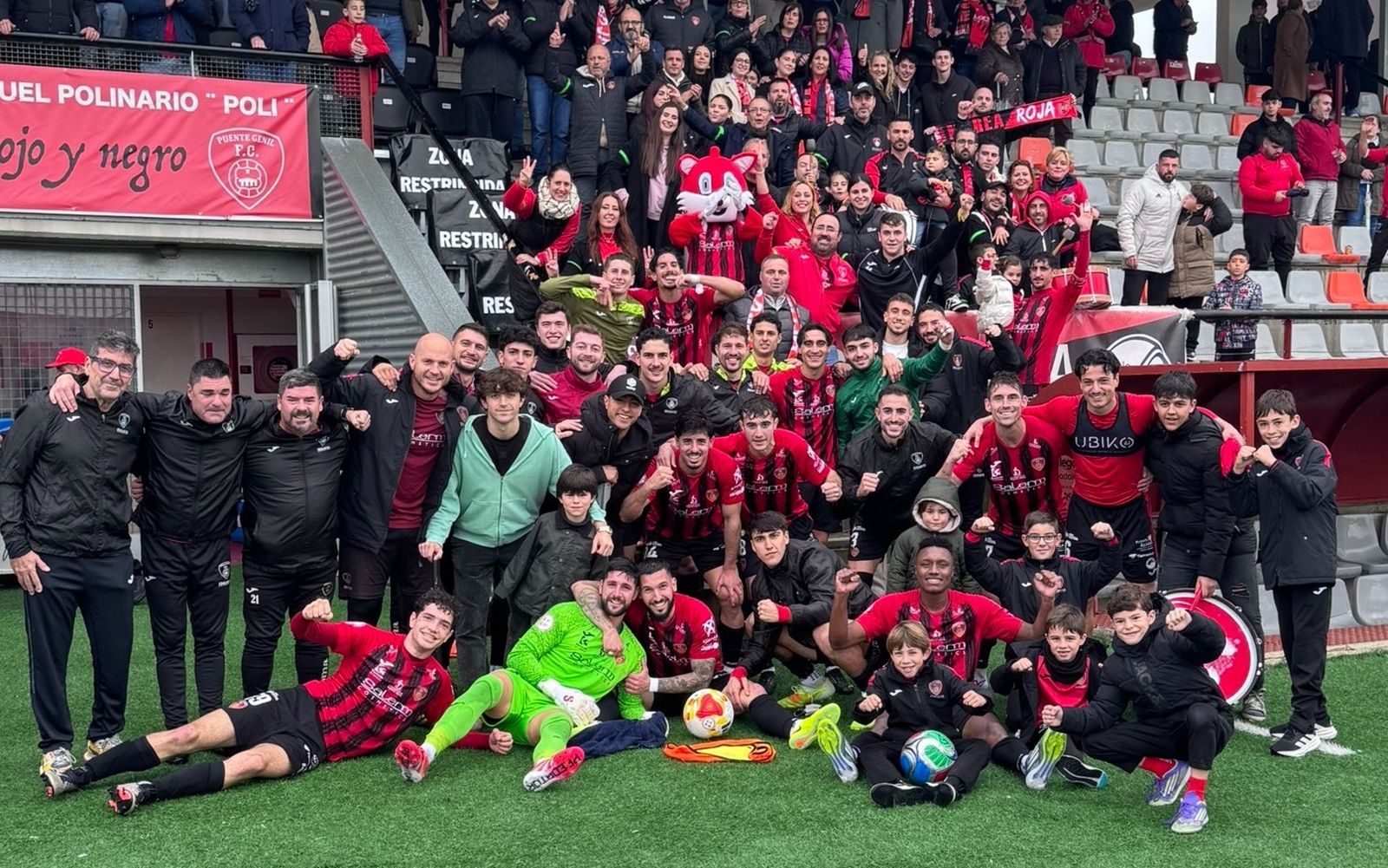 Los jugadores del Puente Genil celebran con la afición el triunfo frente al Antoniano, tras remontar en la segunda mitad.