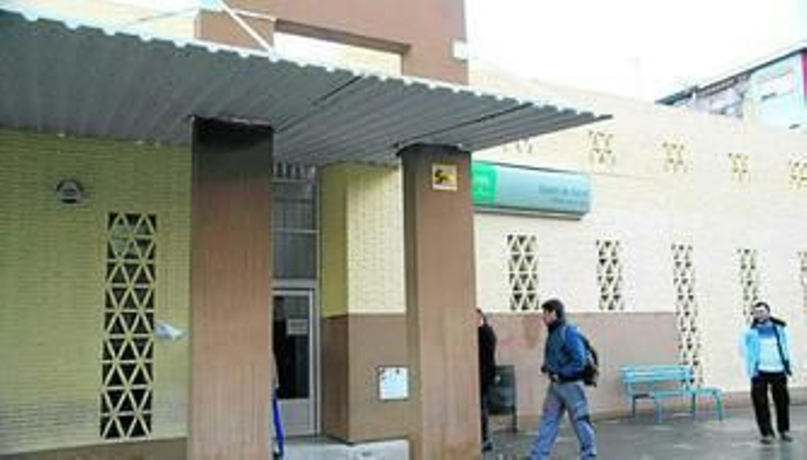 Varias personas acceden al Centro de Salud del Molino de la Vega.