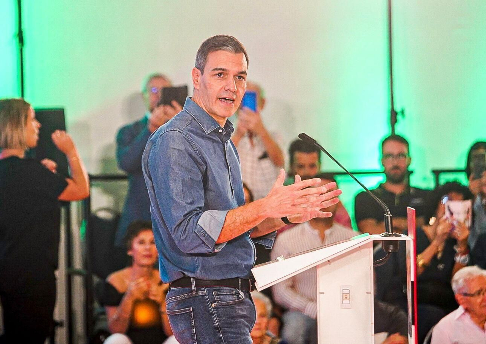 Las mejores imágenes del primer mitin de Pedro Sánchez tras recibir el encargo de formar gobierno por parte del Rey