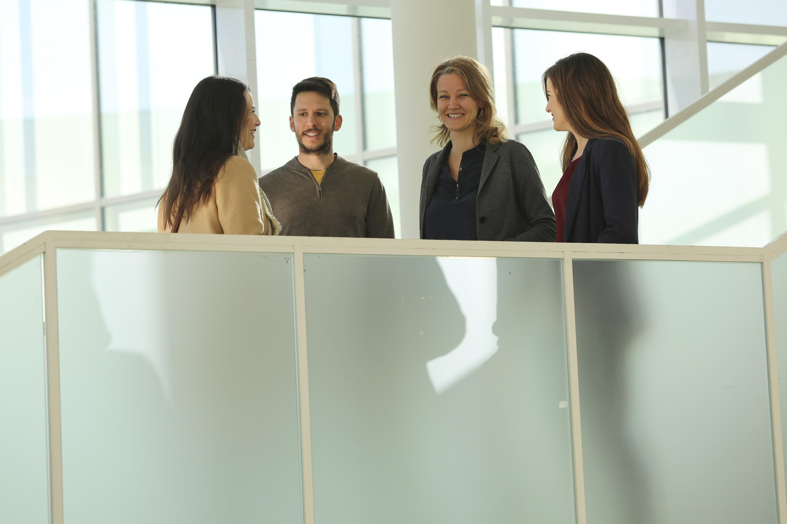 Julia Warnberg, en el centro, junto a sus colaboradores Juan Carlos Benavente y Jessica Pérez, en la Facultad de Ciencias de la Salud.