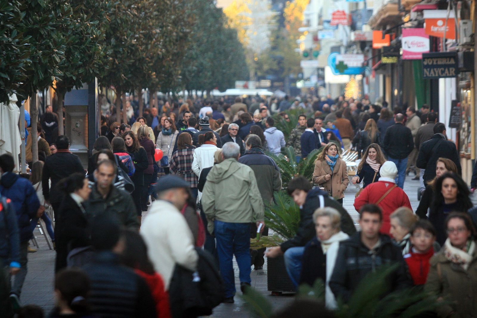 Numerosas personas transitan por la calle Cruz Conde.