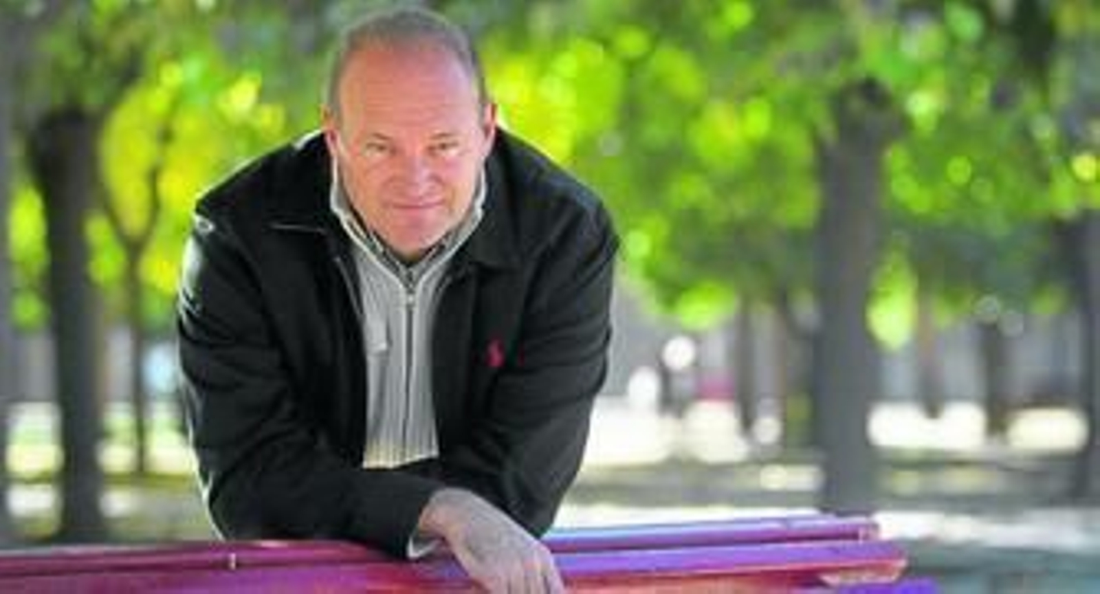 Pepe Mel, en el parque de la Buhaira, próximo a su antiguo domicilio, días después de ser destituido de su cargo como entrenador del Betis.