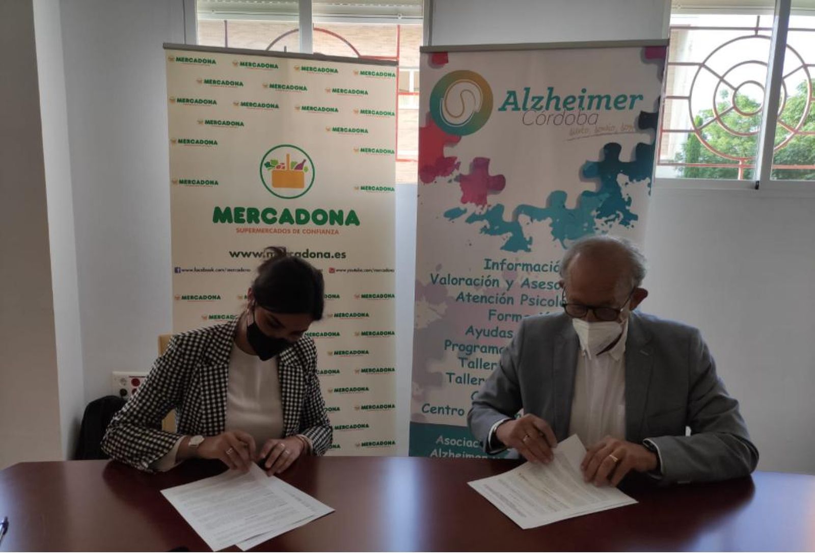 Firma del convenio entre Mercadona y la Asociación San Rafael de Alzheimer.