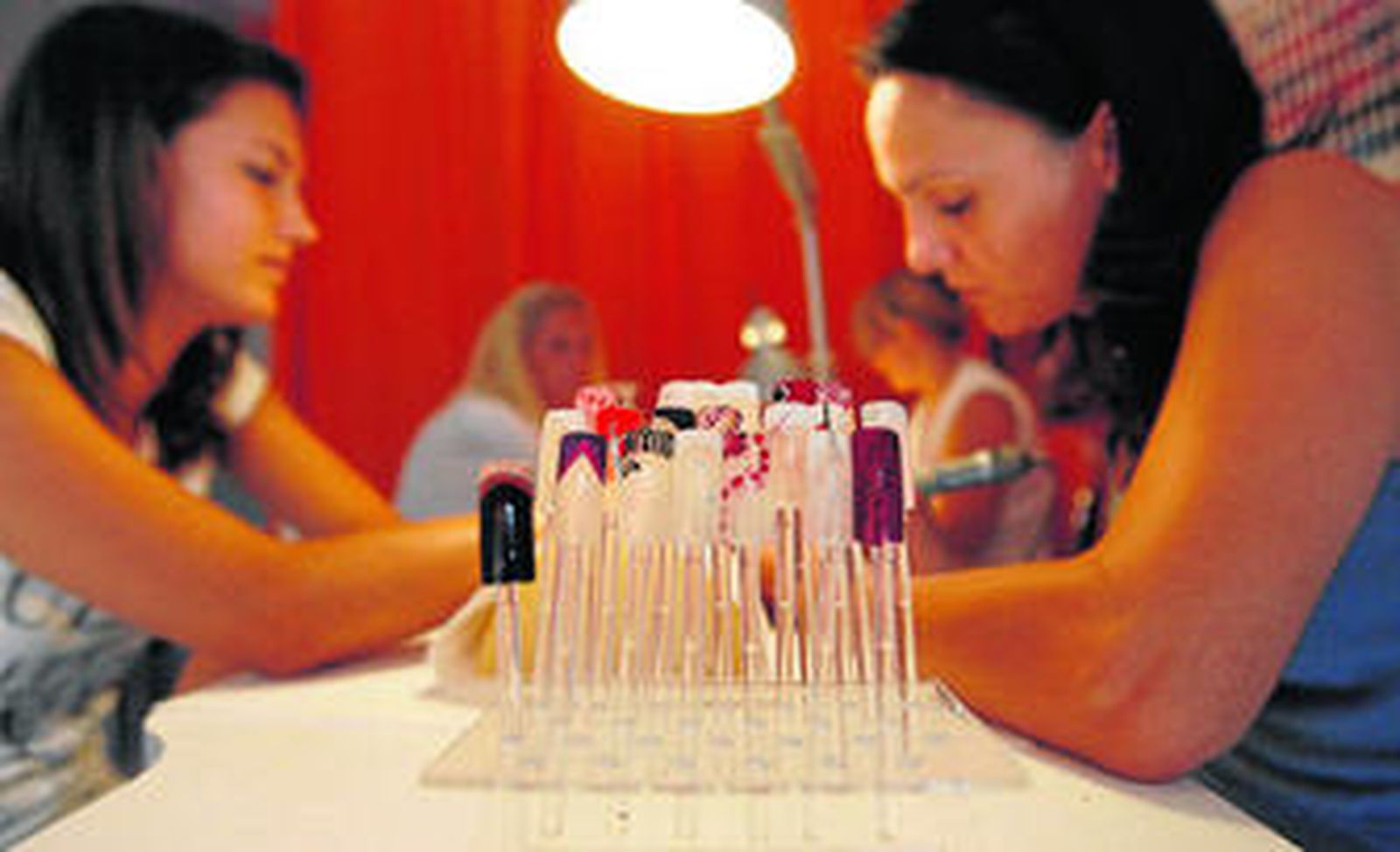 Una muestra de uñas postizas.