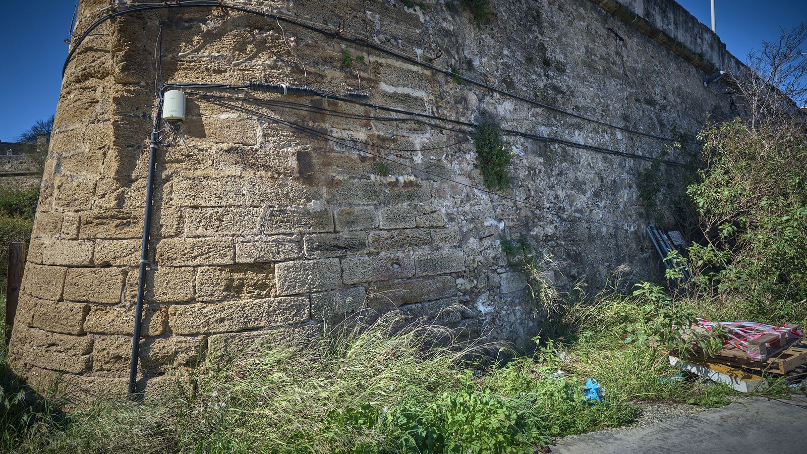 Zona de muralla junto a la estación de tren de  Adif.
