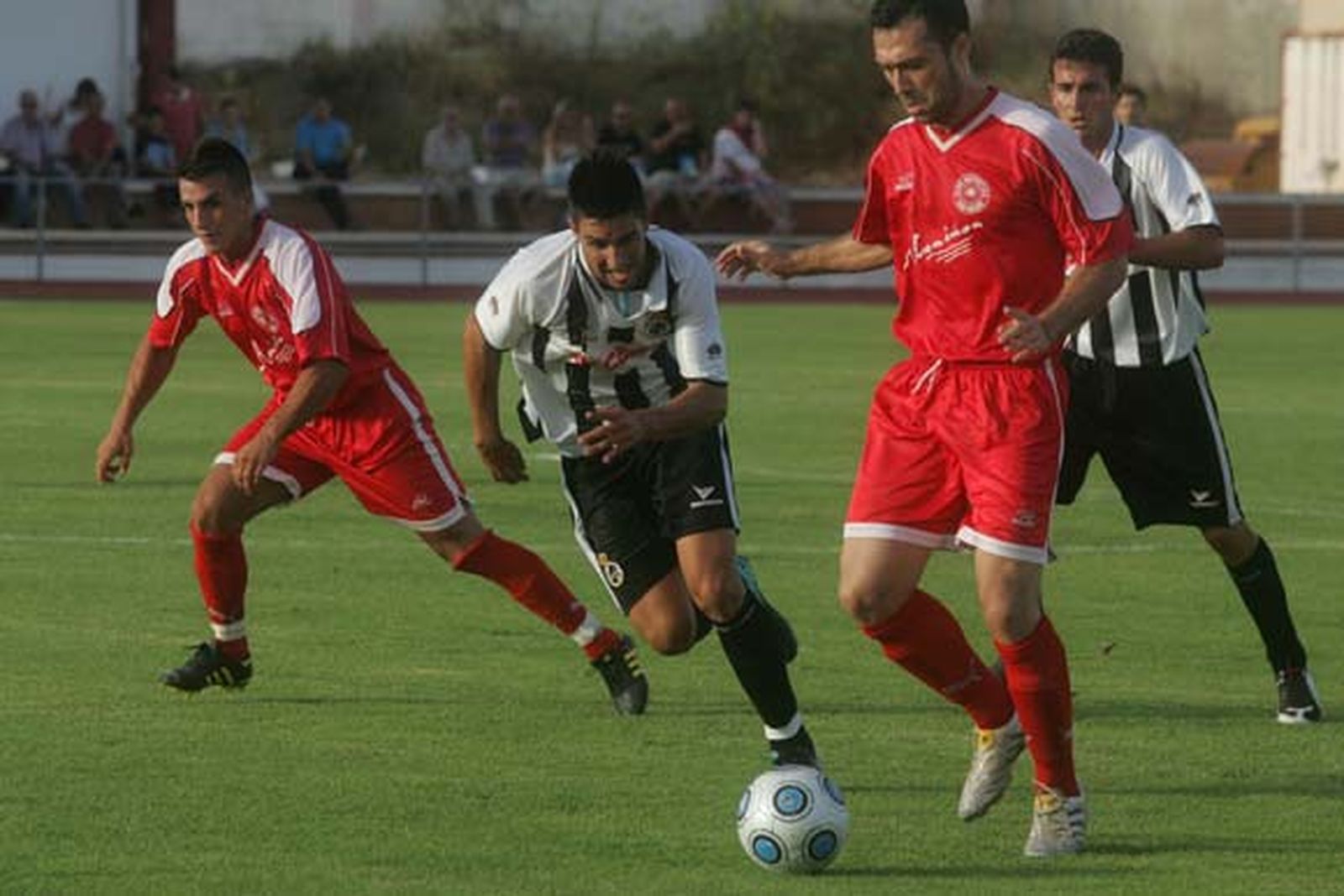 Balompédica y San Roque evidencian su falta de rodaje en la primera prueba de la pretemporada para ambos

Foto: J. M. Quinones