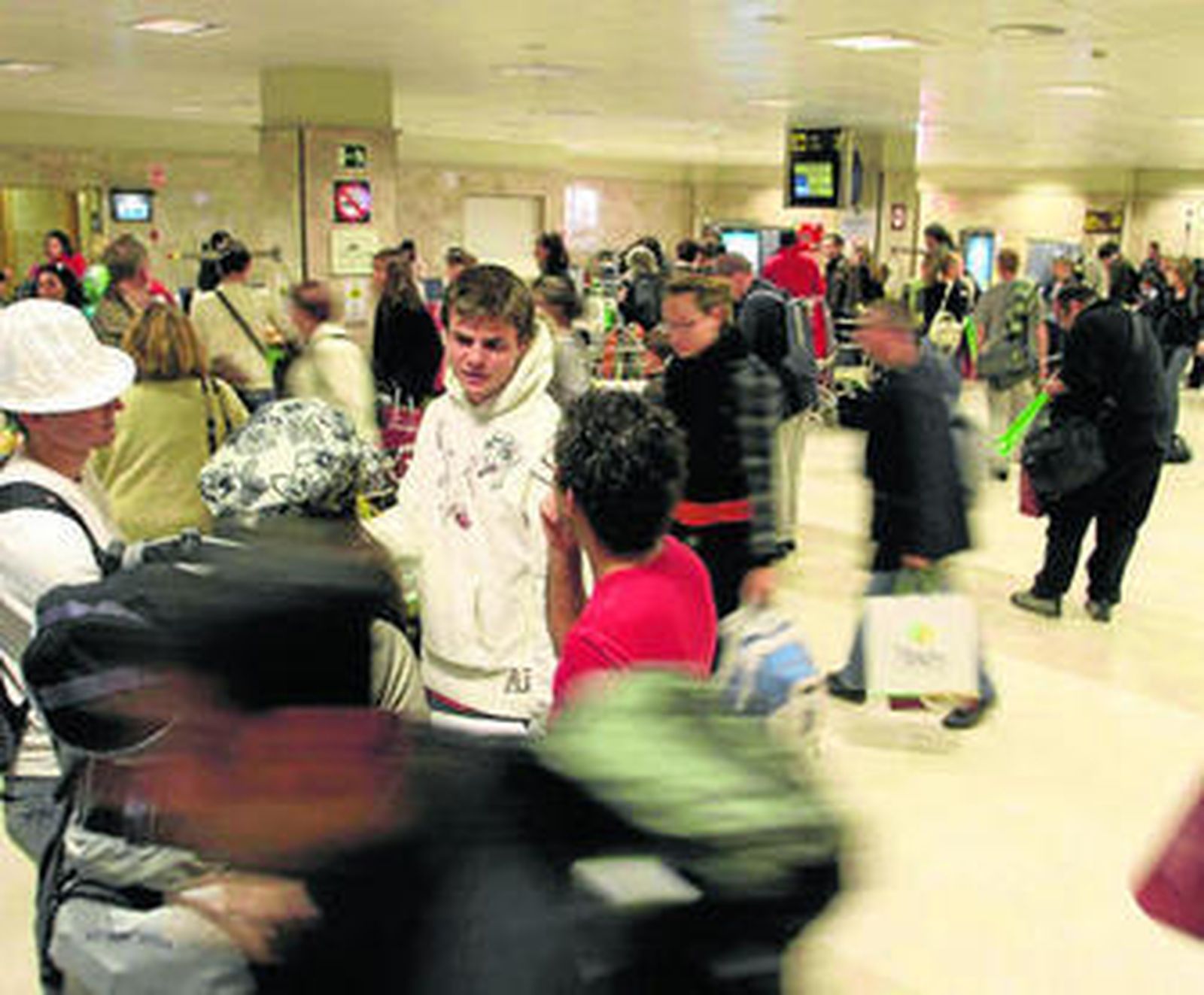 Viajeros en el aeropuerto Federico García Lorca.