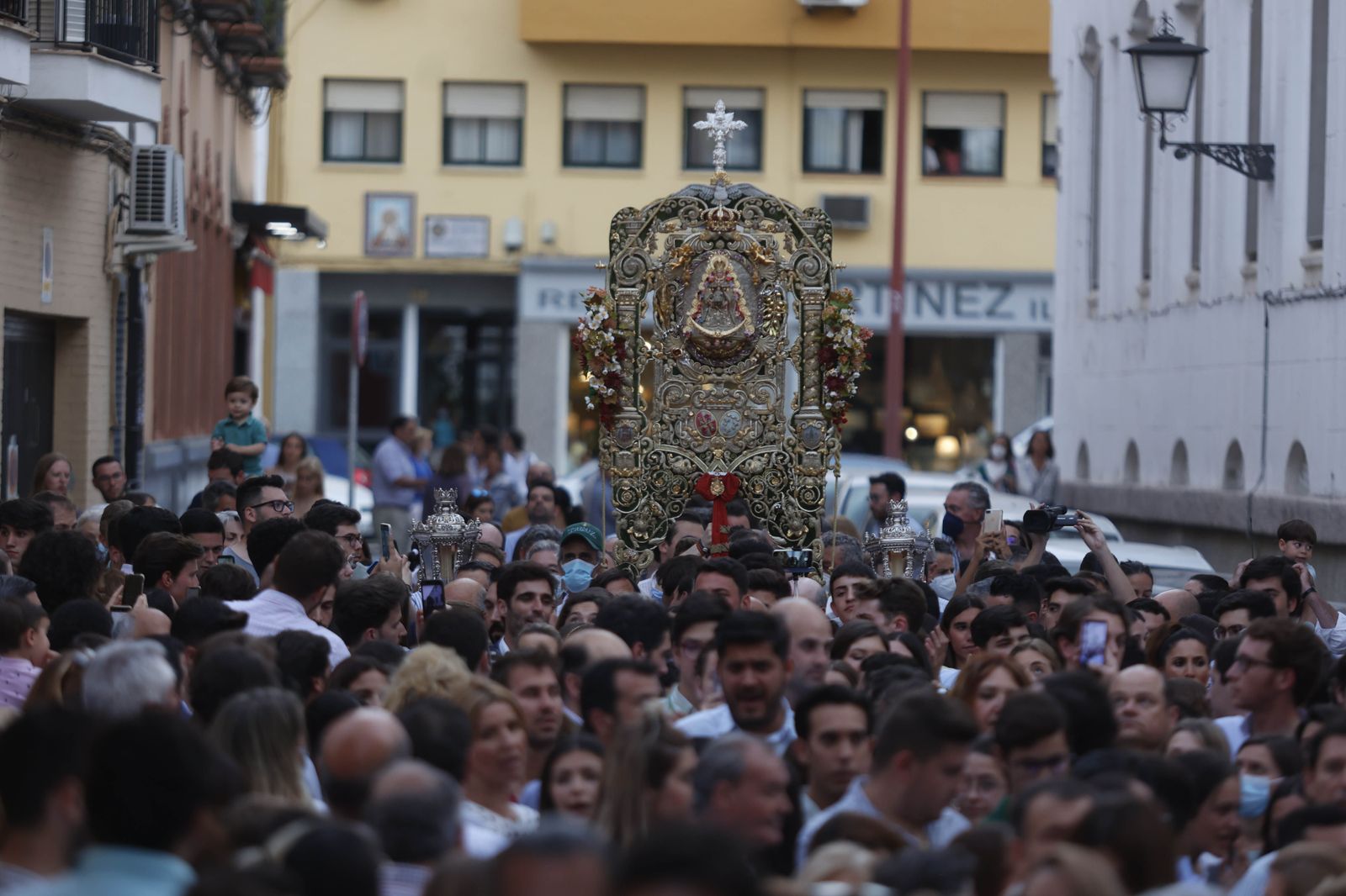 Imágenes del traslado del Simpecado de la Hermandad del Rocío de Triana
