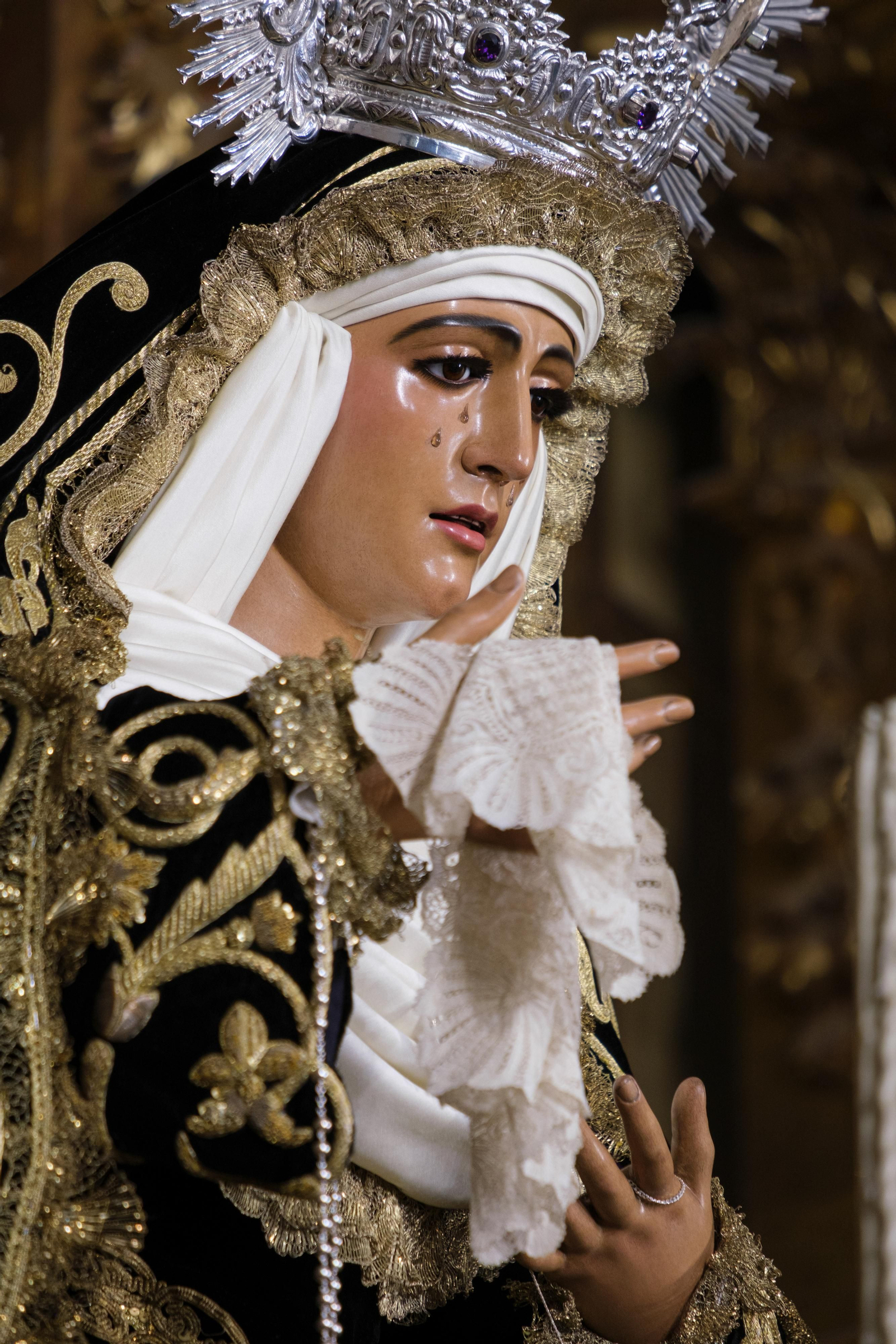 La Esperanza de Triana se viste de luto por los fieles difuntos