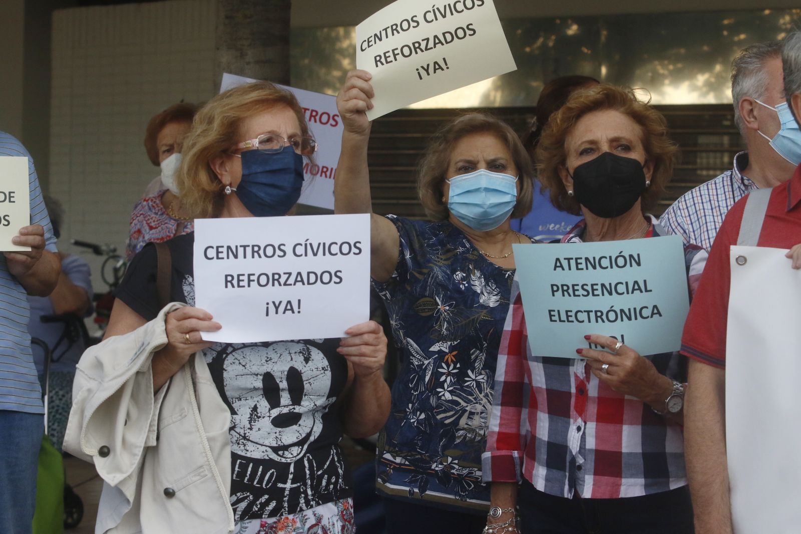 El encierro para exigir la apertura de los centros cívicos de Córdoba, en imágenes