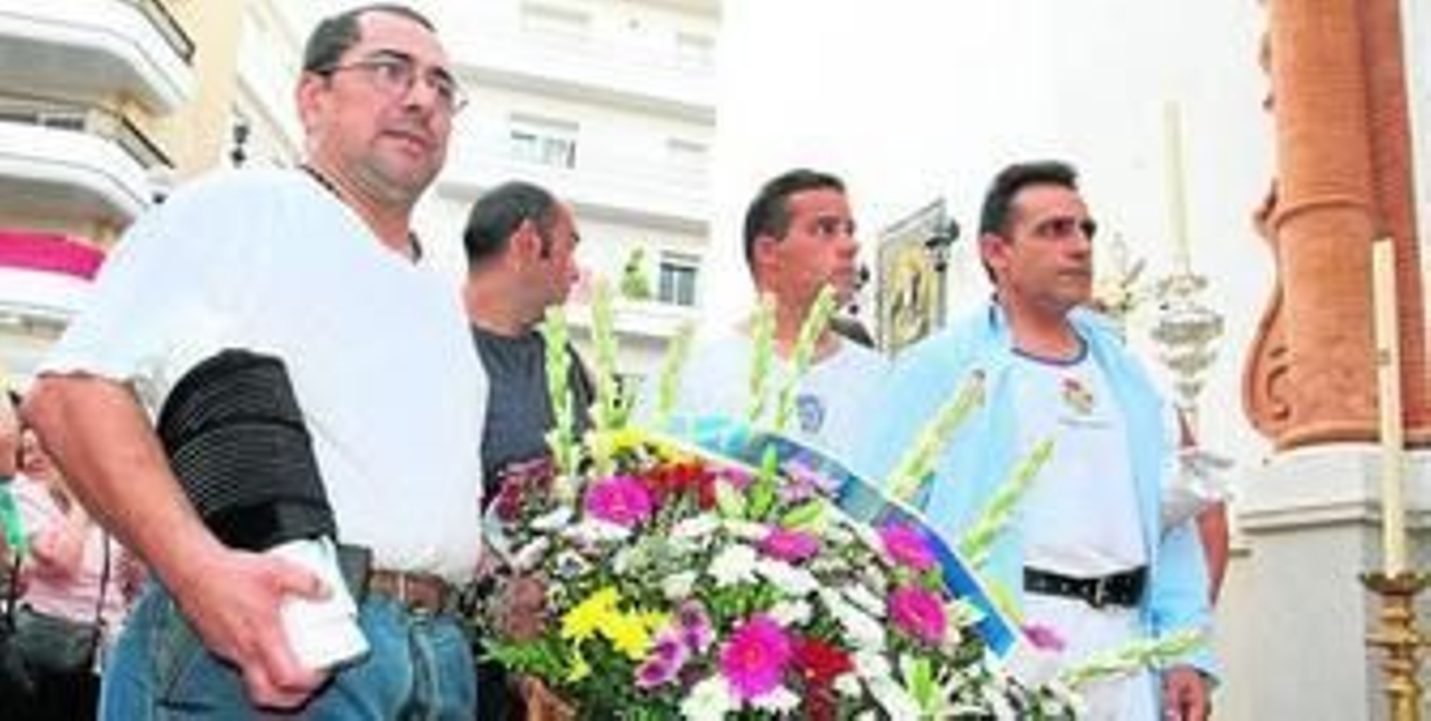 1. Ramos de flores ante el paso de la Virgen de la Cinta. 2 y 6. Niños llevando flores. 3. El alcalde de Huelva, Gabriel Cruz, con el presidente de la gestora de la hermandad, Bienvenido González, realizando la ofrenda floral. 4 y 8. Onubenses portando ramos de flores. 5. Los costaleros con un gran cesto de flores. 7. Miembros de la gestora de la Hermandad de la Cinta. 1. Ramos de flores ante el paso de la Virgen de la Cinta. 2 y 6. Niños llevando flores. 3. El alcalde de Huelva, Gabriel Cruz, con el presidente de la gestora de la hermandad, Bienvenido González, realizando la ofrenda floral. 4 y 8. Onubenses portando ramos de flores. 5. Los costaleros con un gran cesto de flores. 7. Miembros de la gestora de la Hermandad de la Cinta.