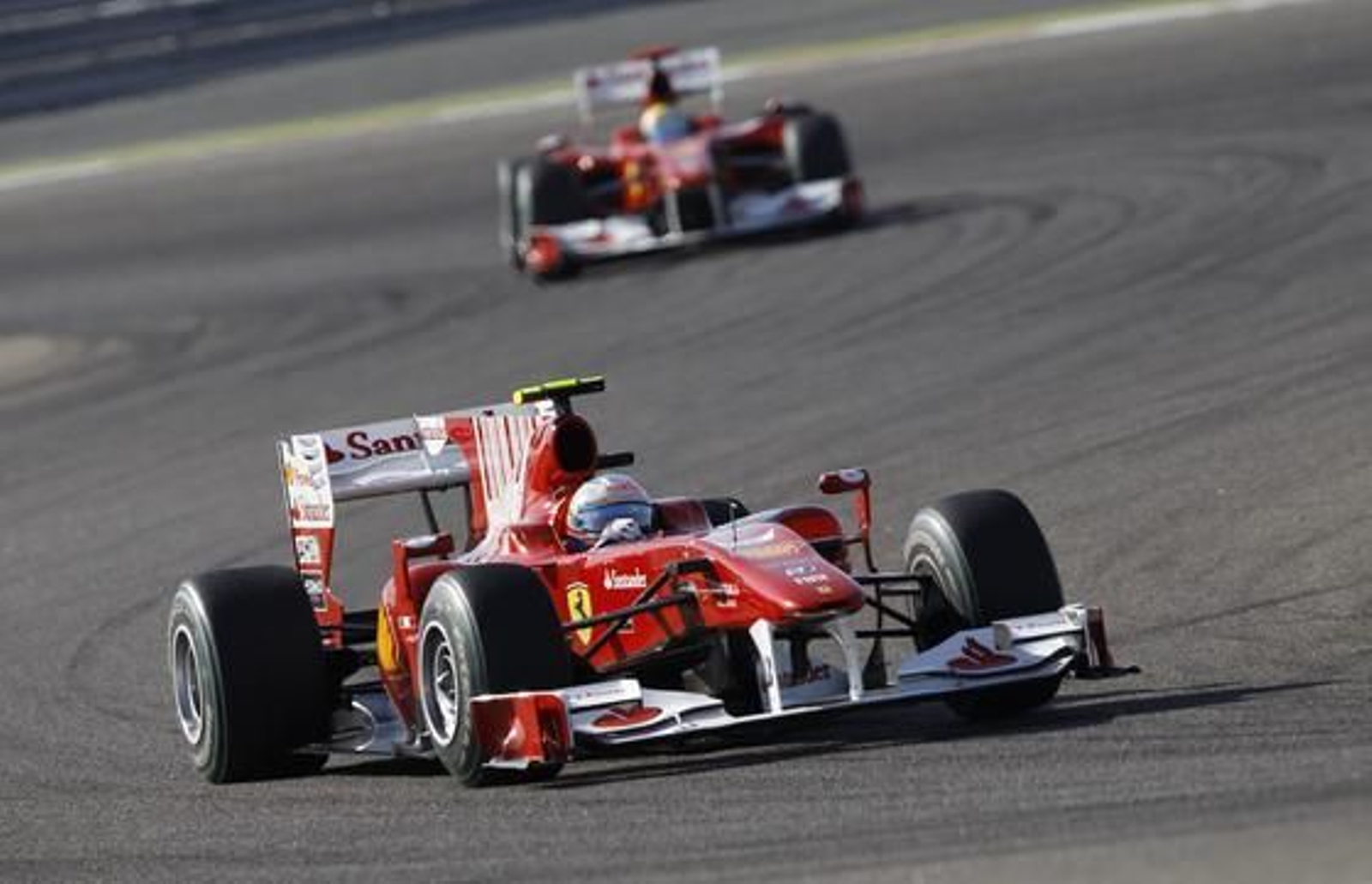 Fernando Alonso gana su primera carrera como piloto de Ferrari en Bahrein. / Reuters