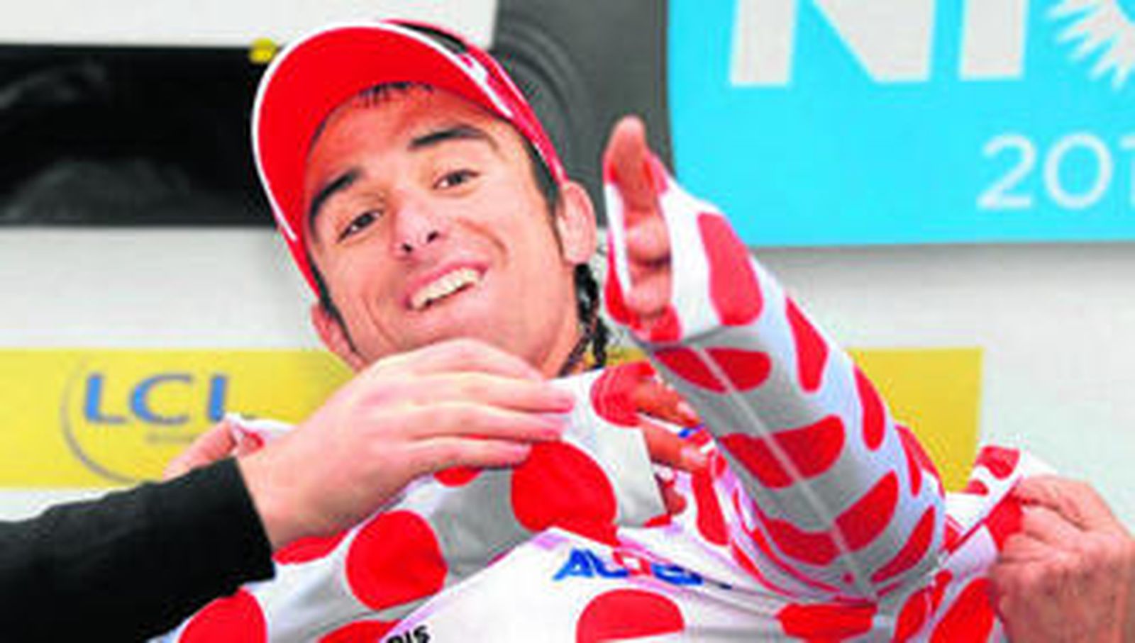 Maté se enfunda el maillot de topos rojos en la tercera etapa de la Paris-Niza de 2012.