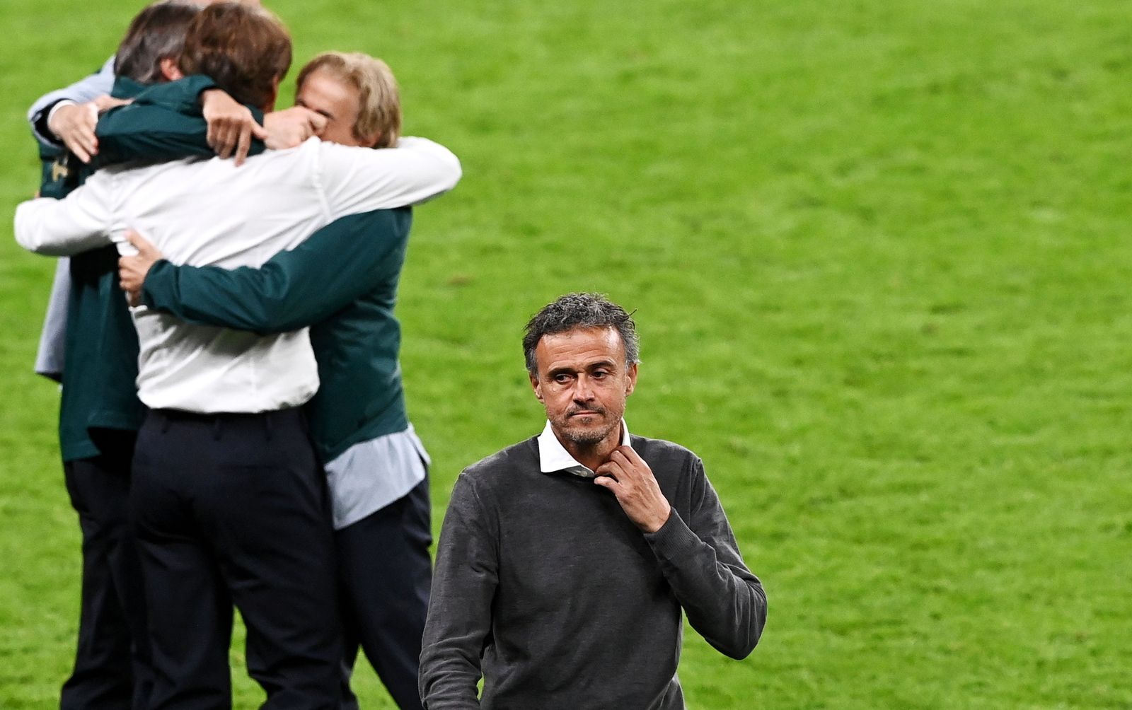 Luis Enrique abandona al campo con Roberto Mancino festejando el pase a la final con sus ayudantes.