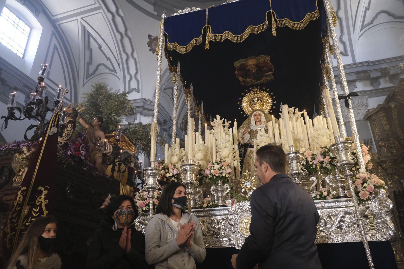 Familia ucraniana junto al hermano mayor del Huerto, Francisco Pérez.
