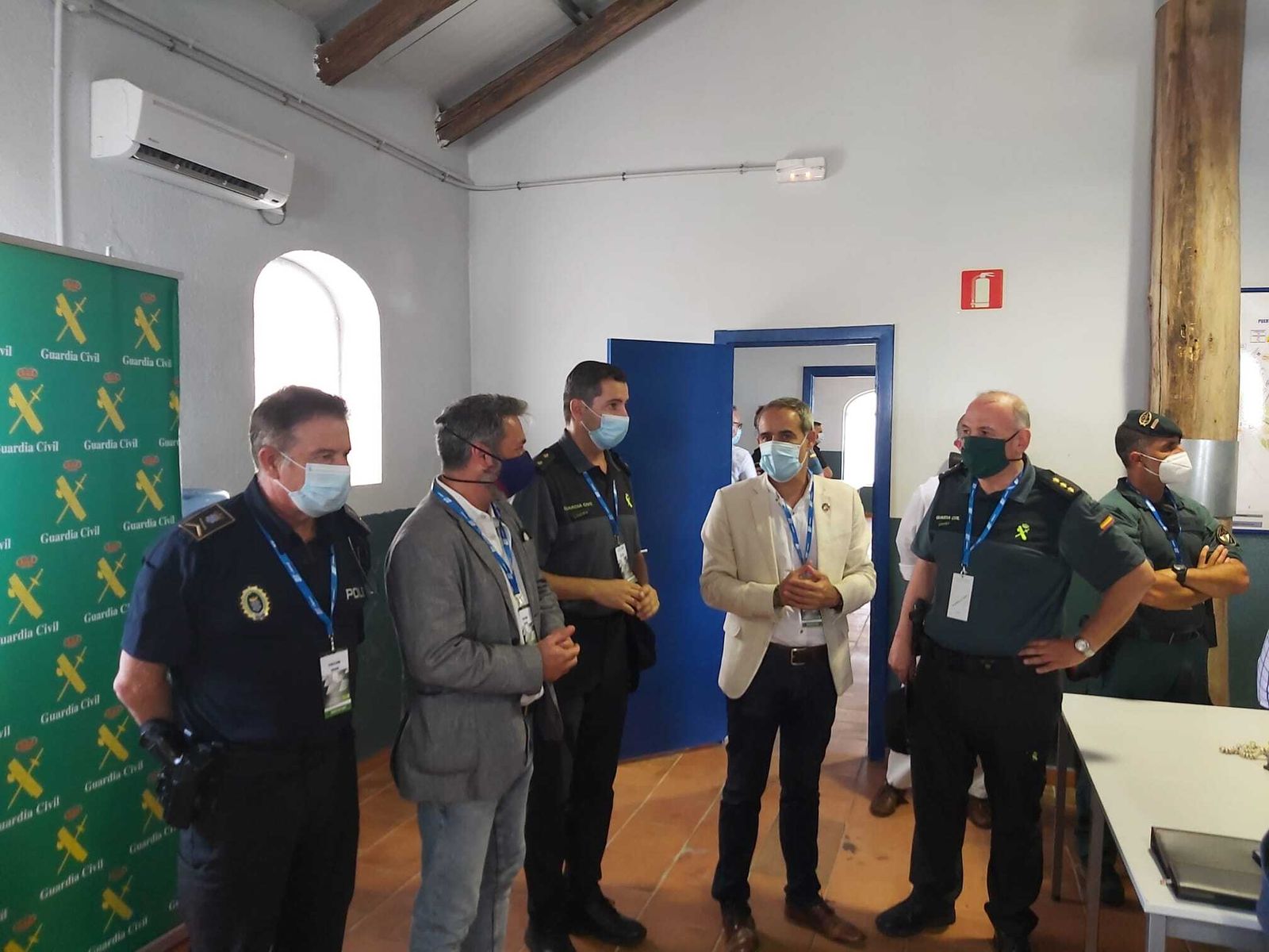 El subdelegado del Gobierno en Cádiz, José Pacheco, y el delegado de Seguridad de Jerez, Rubén Pérez, visitando el Cecop.