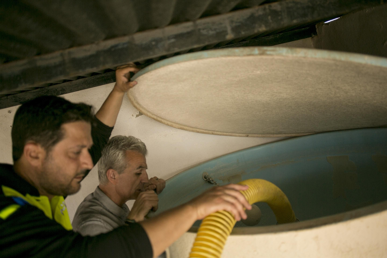 El alcalde de Campillos supervisa el llenado de un depósito durante uno de los cortes de suministro.