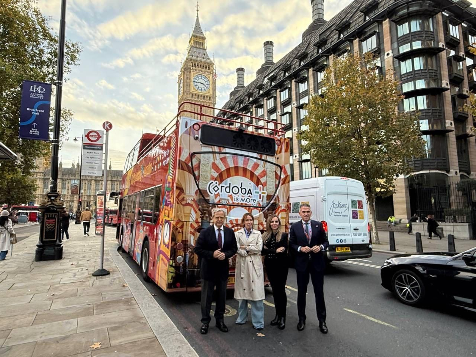 Presentación de la campaña de promoción de Córdoba en el autobús turístico de Londres. Presentación de la campaña de promoción de Córdoba en el autobús turístico de Londres.