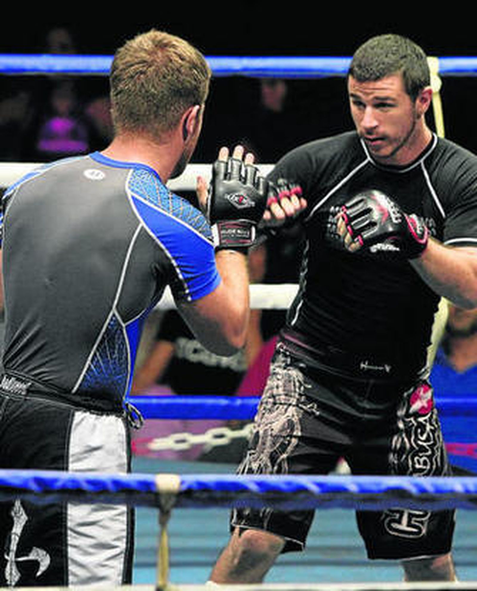 Uno de los combates de exhibición en el pabellón Padre Diego.