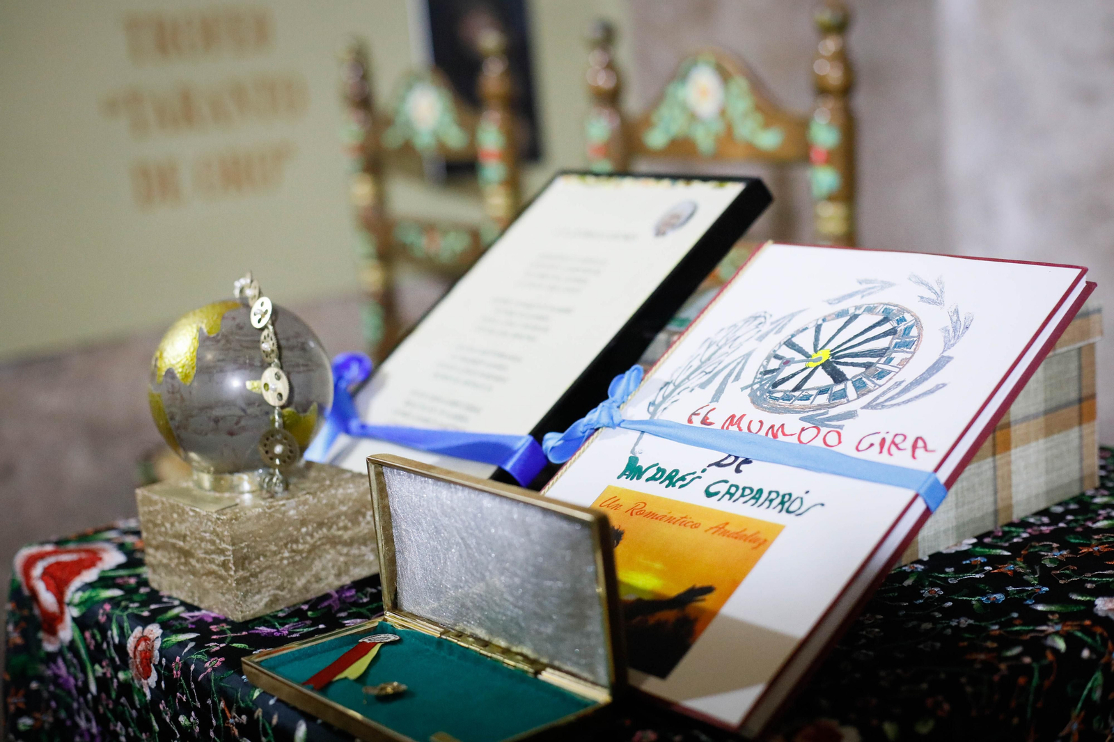 Entrega de Anagrama de Oro y Brillantes de la Ciudad de Almería a Andrés Caparrós en imágeness