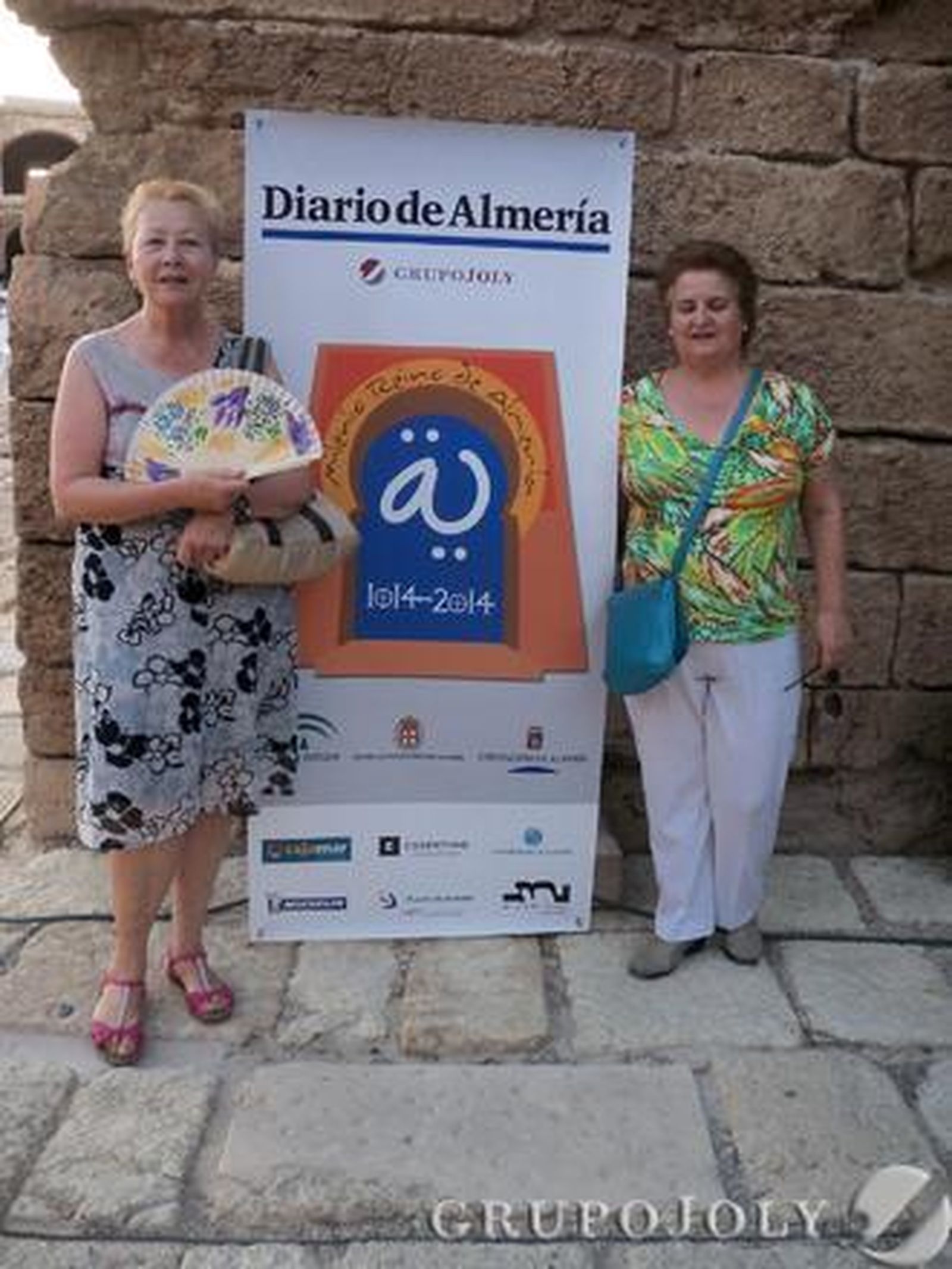 María Dolores Gázquez y Pilar Garrido acudieron hasta la Alcazaba para disfrutar de una velada con un fuerte sentimiento histórico./ Rafael González y Ricardo García