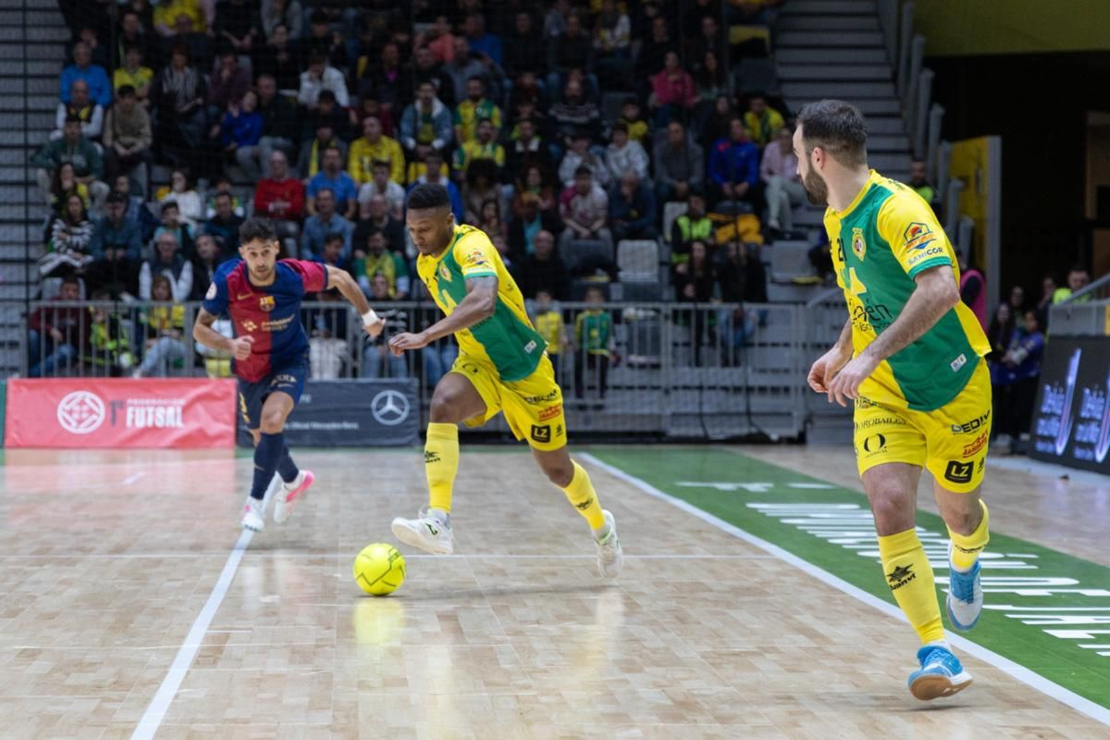 La fiesta amarilla en la goleada del Jaén FS al Barça, en imágenes