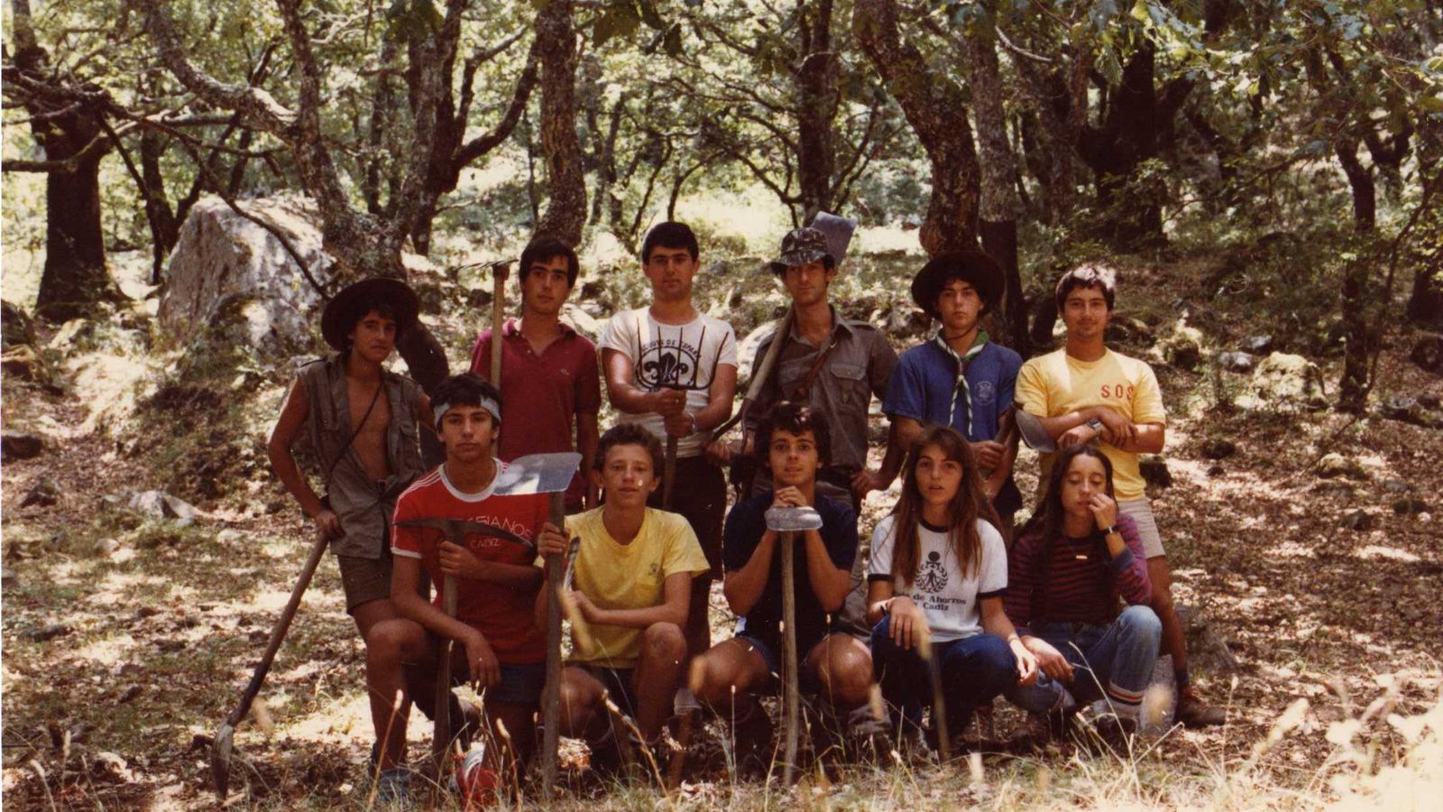 El Clan Rover, en unas labores de recuperación de la Laguna del Moral, en La Sauceda, con el guarda Juan Pino Palma.
