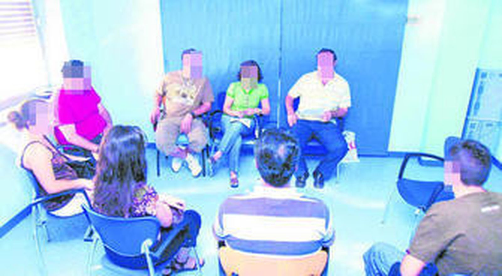 Pacientes comparten una sesión de psicoterapia en un servicio de salud mental.