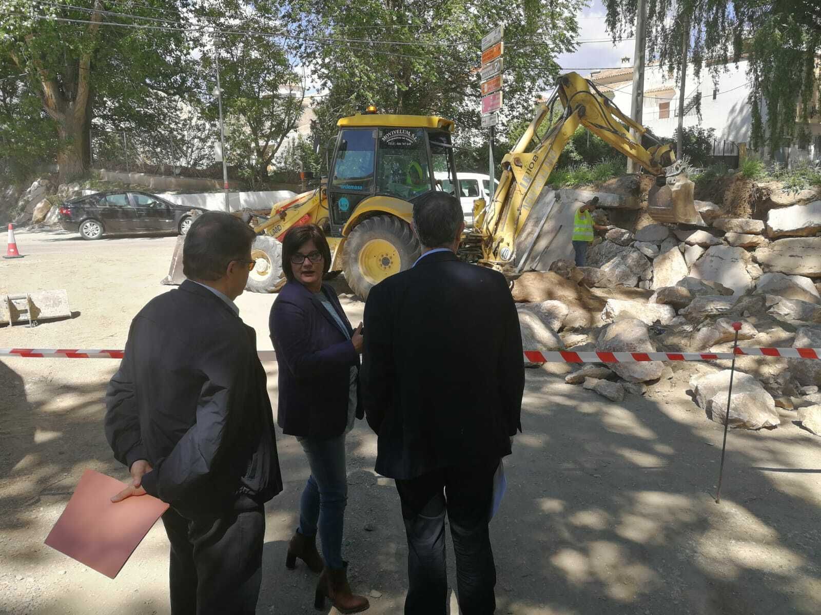 Emma Sola ha visitado las obras junto a Mario Urrea.