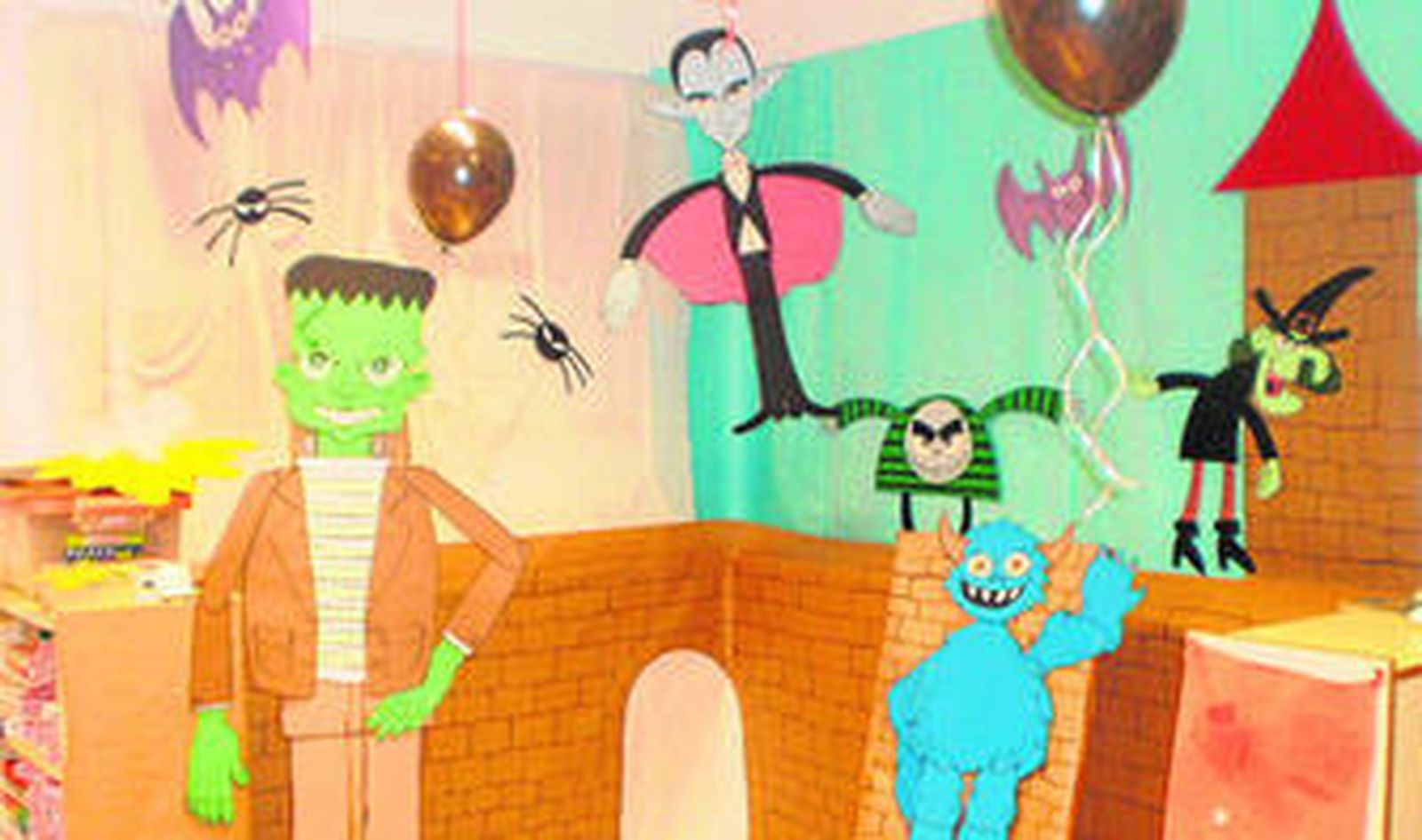 Aula de Infantil de 4 años del Quintanilla adornada con figuras de monstruos para el taller 'Cuestiones de Interés'.