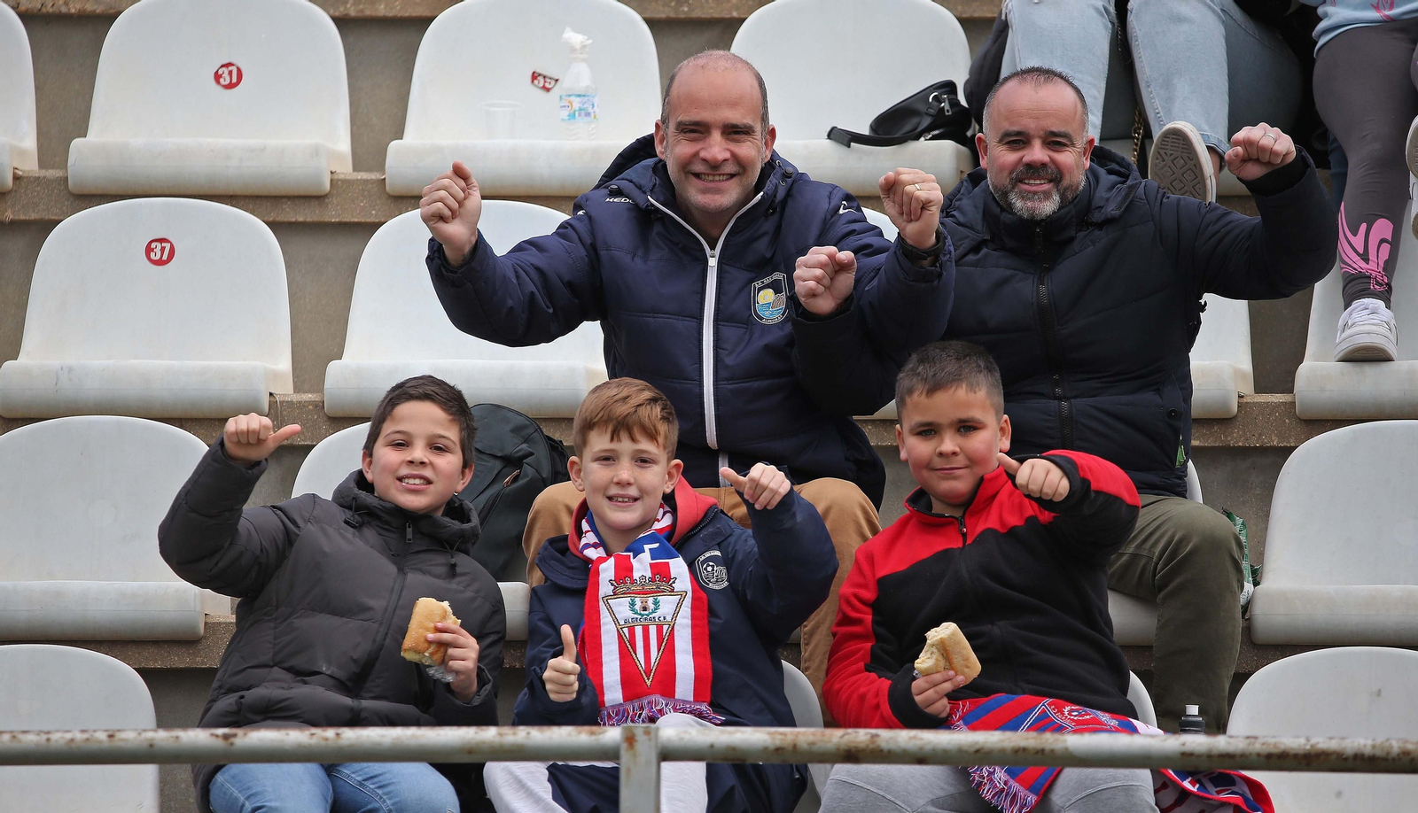 Fotos de la afición durante el Algeciras - Badajoz en el Nuevo Mirador