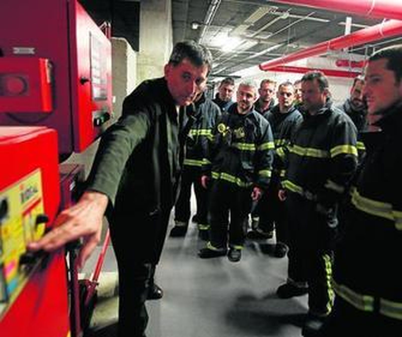 Efectivos de los bomberos de Cádiz, atendiendo a una explicación.