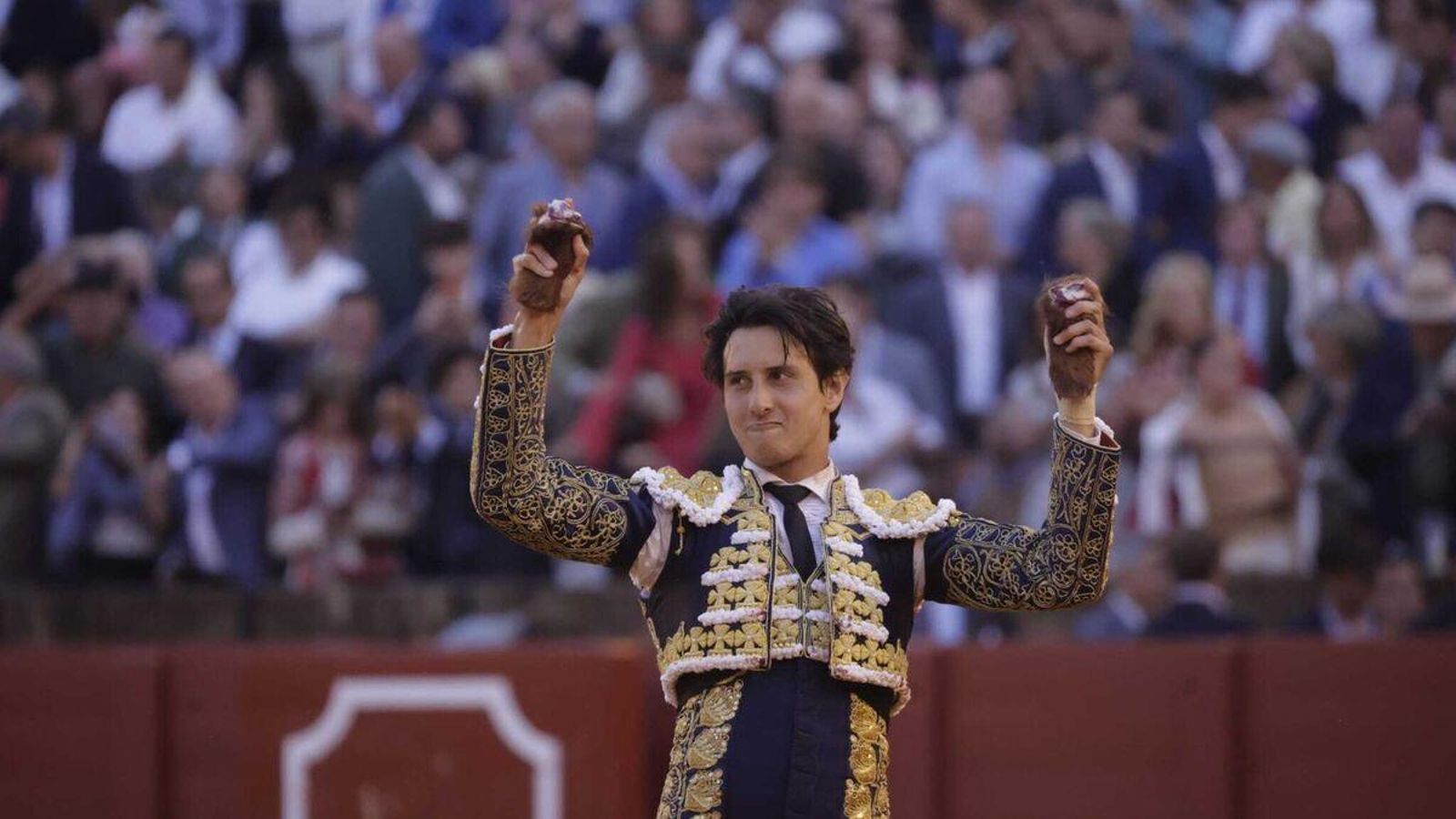 Roca Rey con las dos orejas de su segundo toro. / JUAN CARLOS MUÑOZ