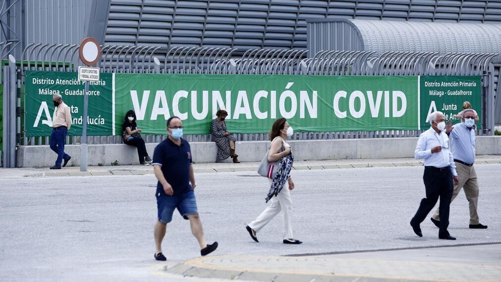 Vacunación masiva en el Palacio de Ferias de Málaga.