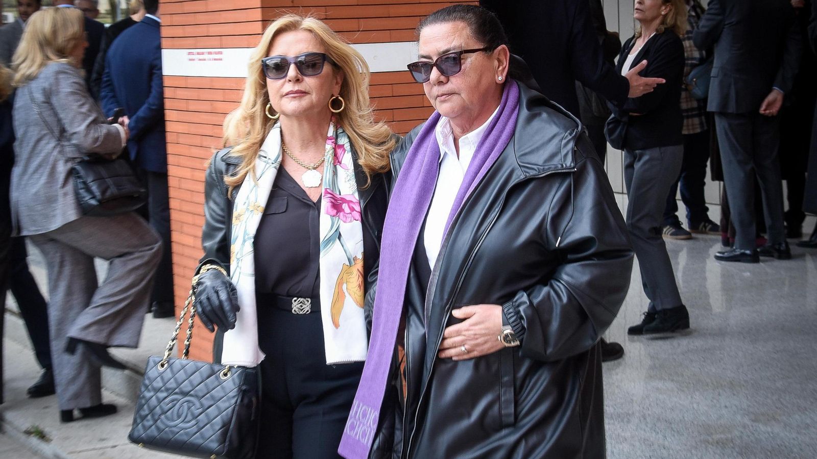 Inmaculada Casal y María del Monte, a la salida del funeral.
