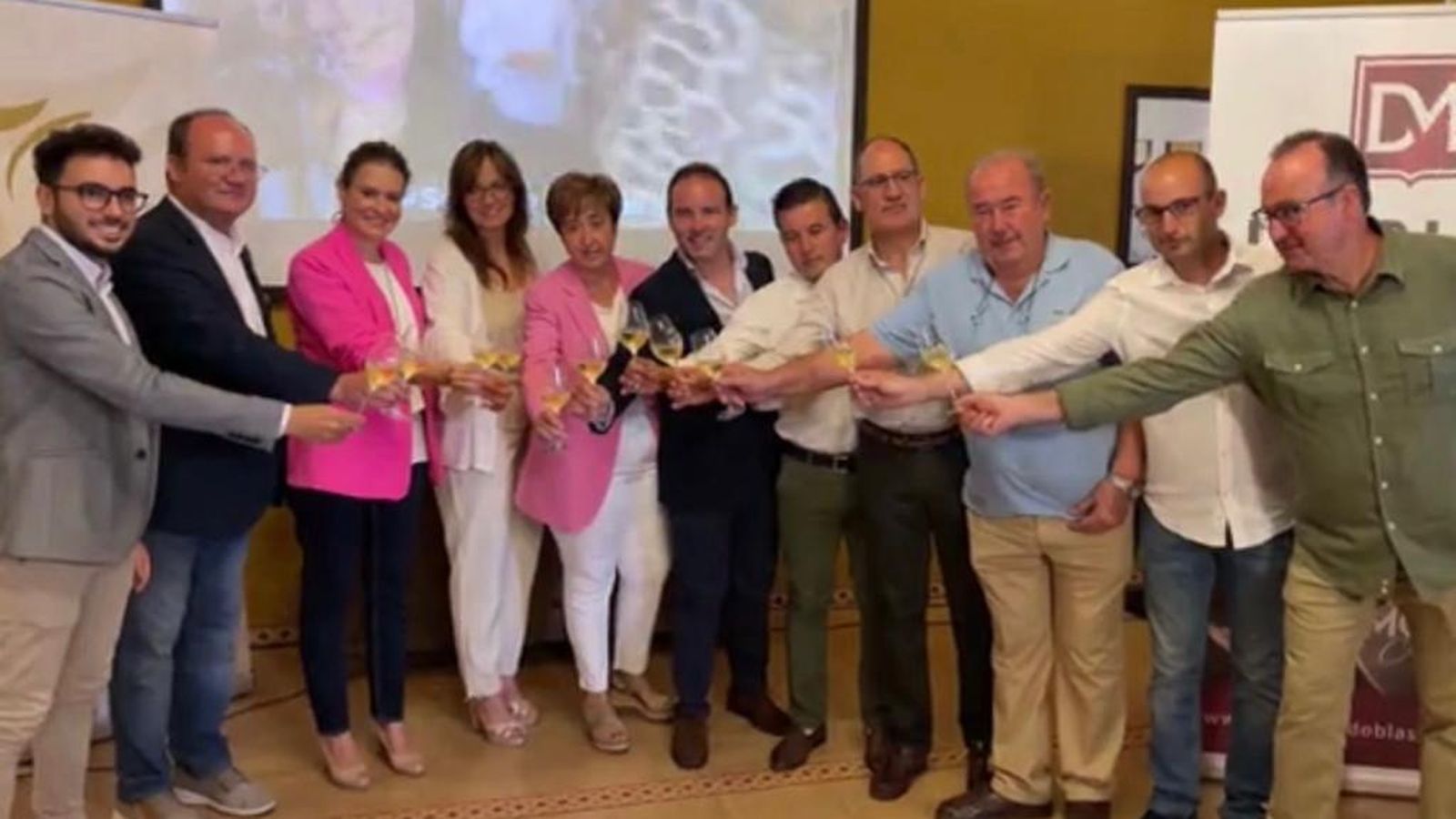 Brindis de la alcaldesa, con las bodegas participantes.