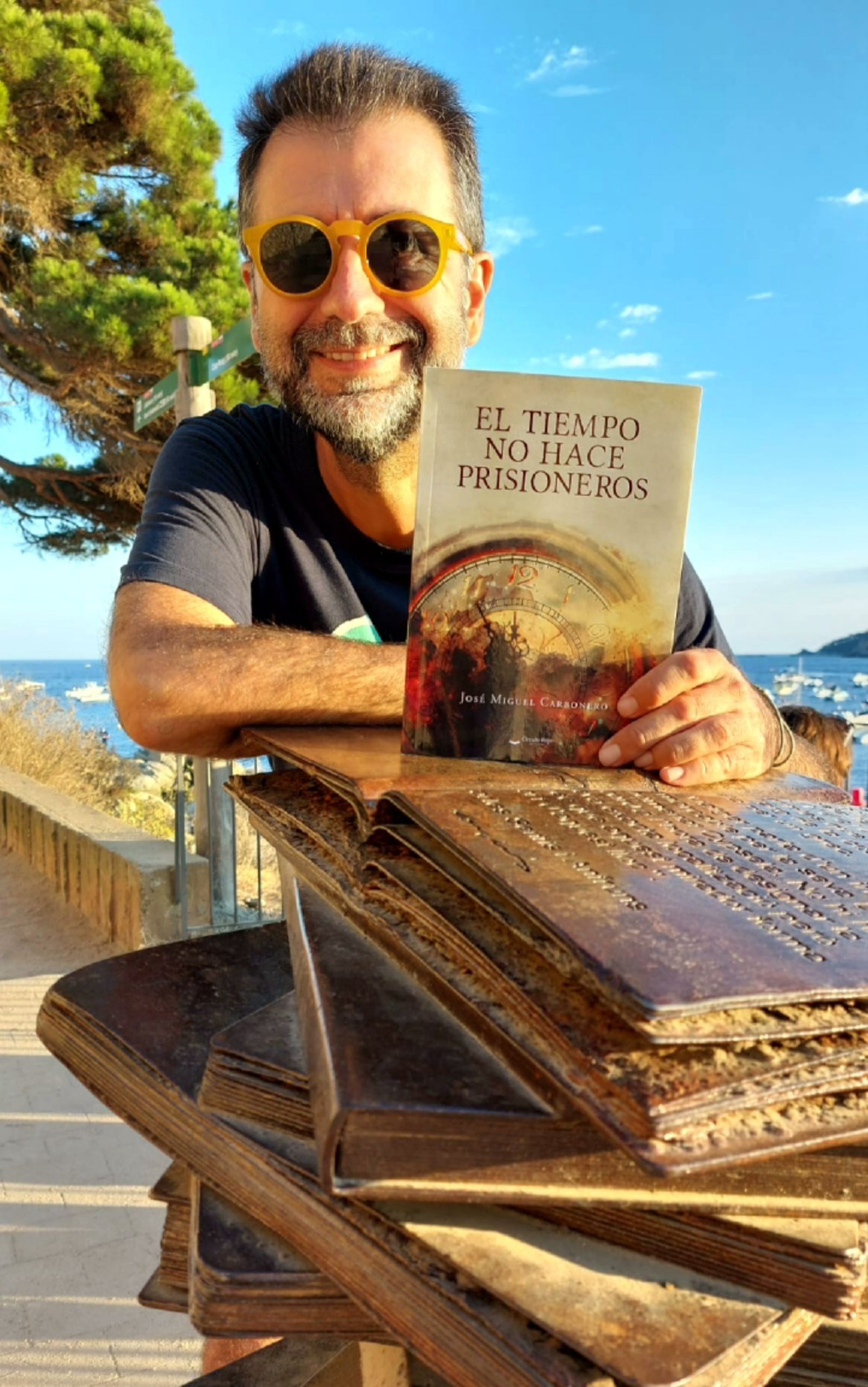 José Miguel Carbonero posa con su libro.