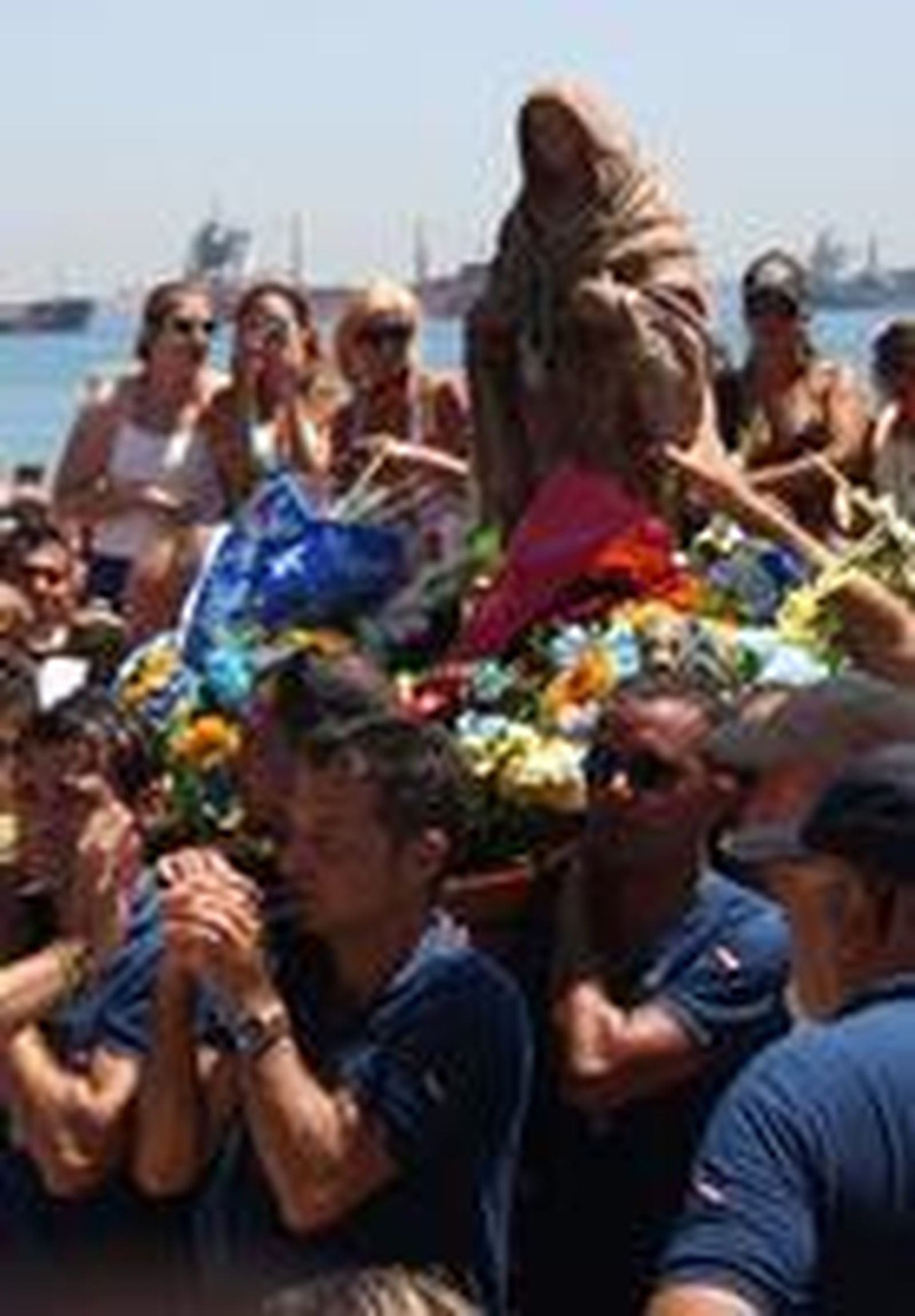 Miles de fieles recibieron con entusiasmo a la imagen en su llegada a la playa.  Foto: Fran Montes